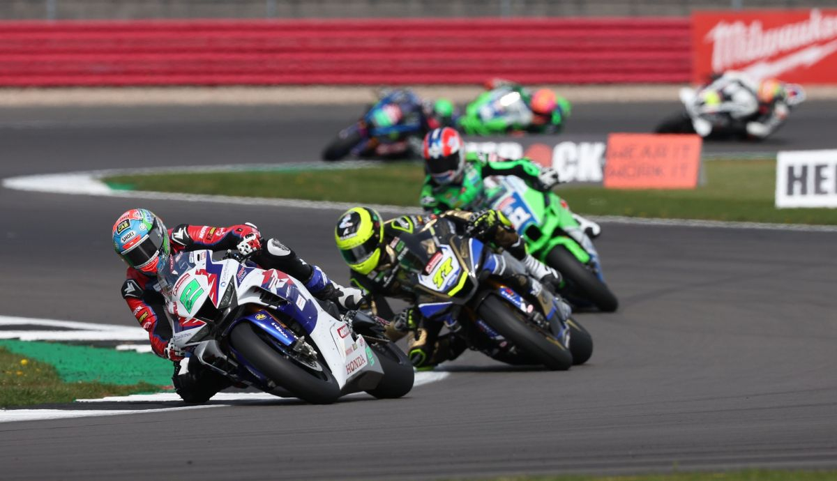 Glenn Irwin seguido por Kyle Ryde y Rory Skinner Glenn Irwin seguido por Kyle Ryde y Rory Skinner