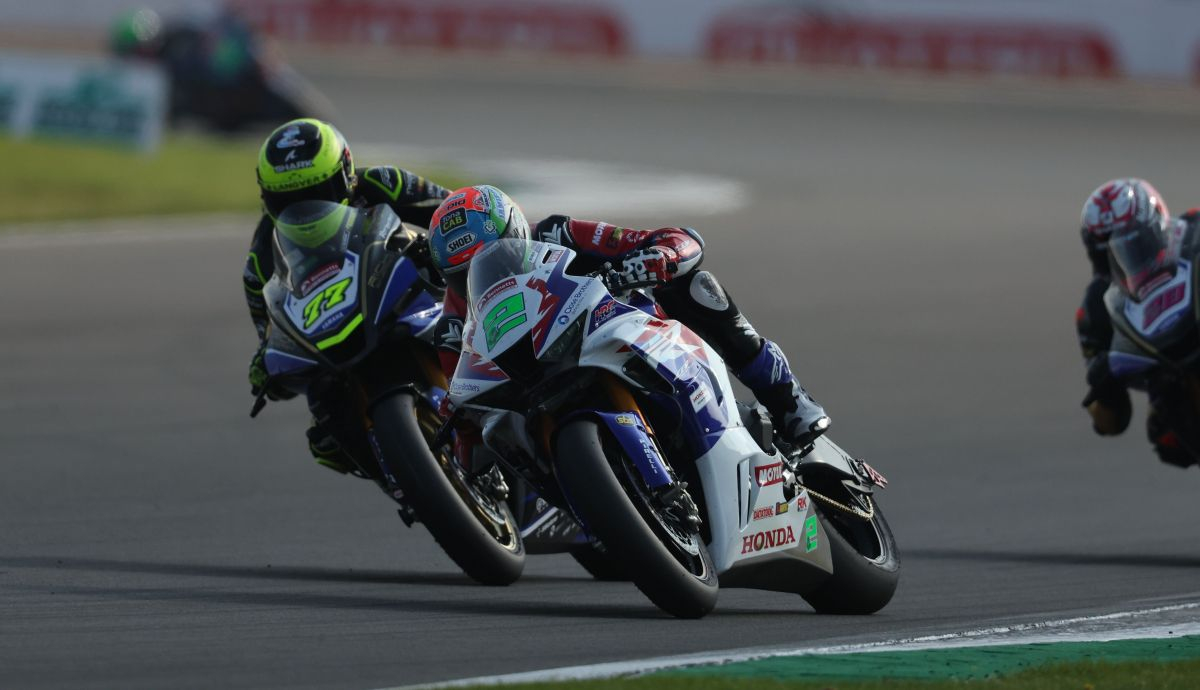 Kyle Ryde intenta emparejarse con Glenn Irwin Kyle Ryde intenta emparejarse con Glenn Irwin