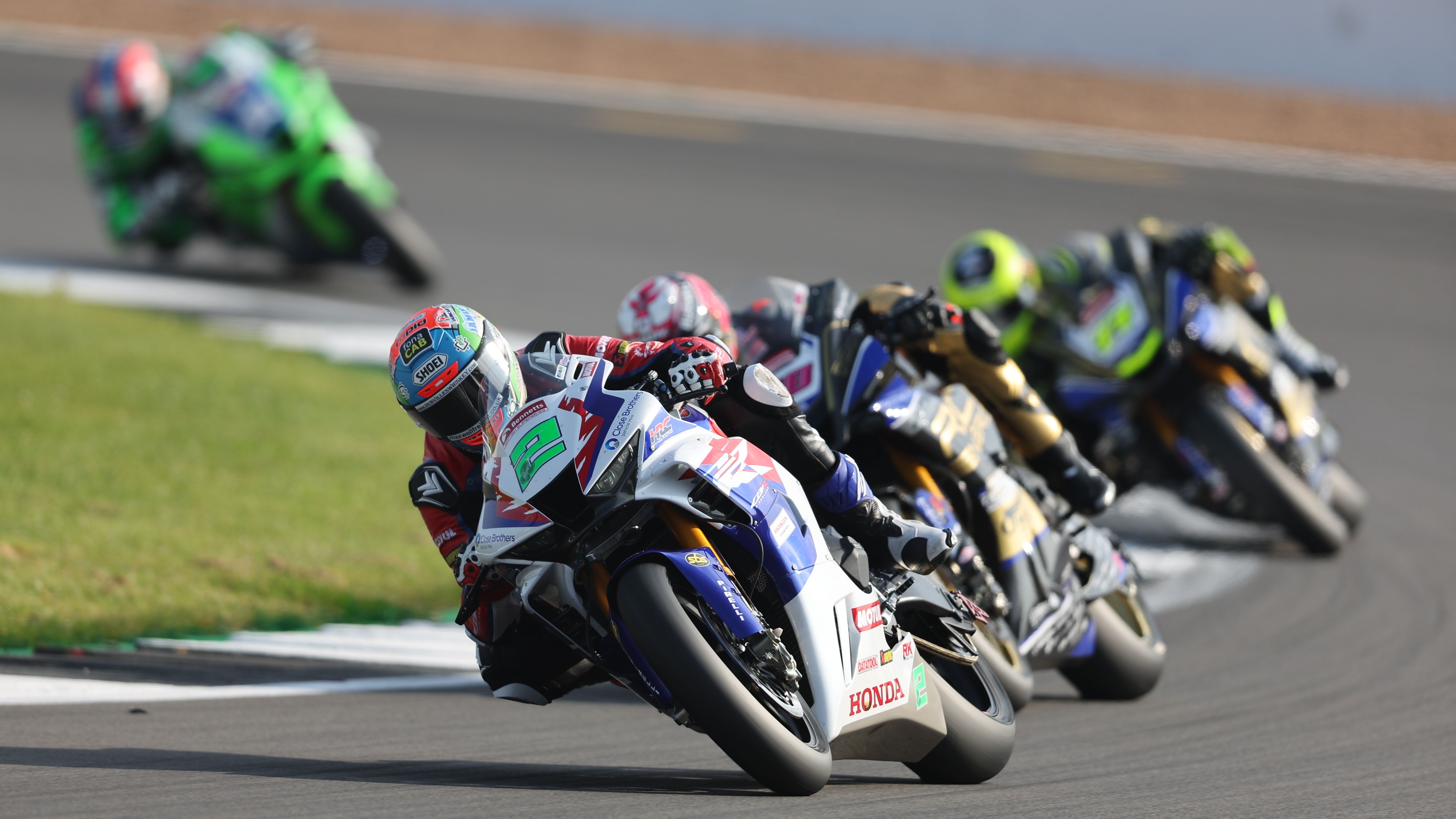 Glenn Irwin sobre su Honda seguido por las Yamaha de Bradley Ray y Kyle Ryde