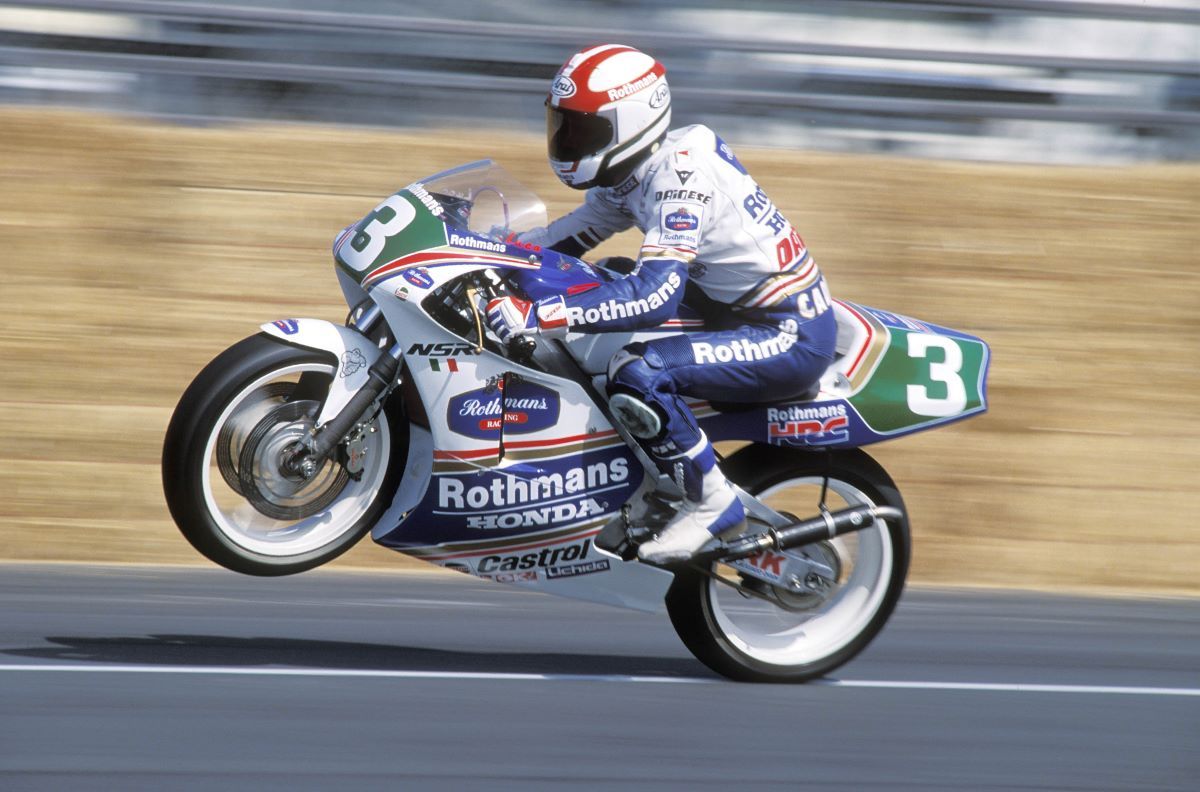 Luca Cadalora en Laguna Seca en 1991 con la Honda de Erv Kanemoto. Fuente: Gold & Goose