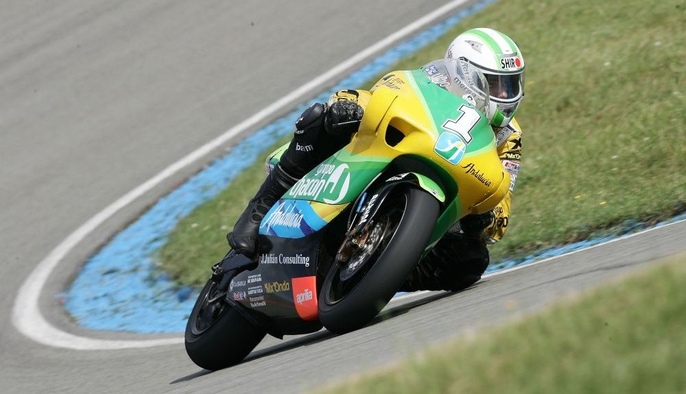 Álvaro Molina tomando una curva con su Aprilia. Fuente: GoldandGoose Álvaro Molina tomando una curva con su Aprilia. Fuente: GoldandGoose