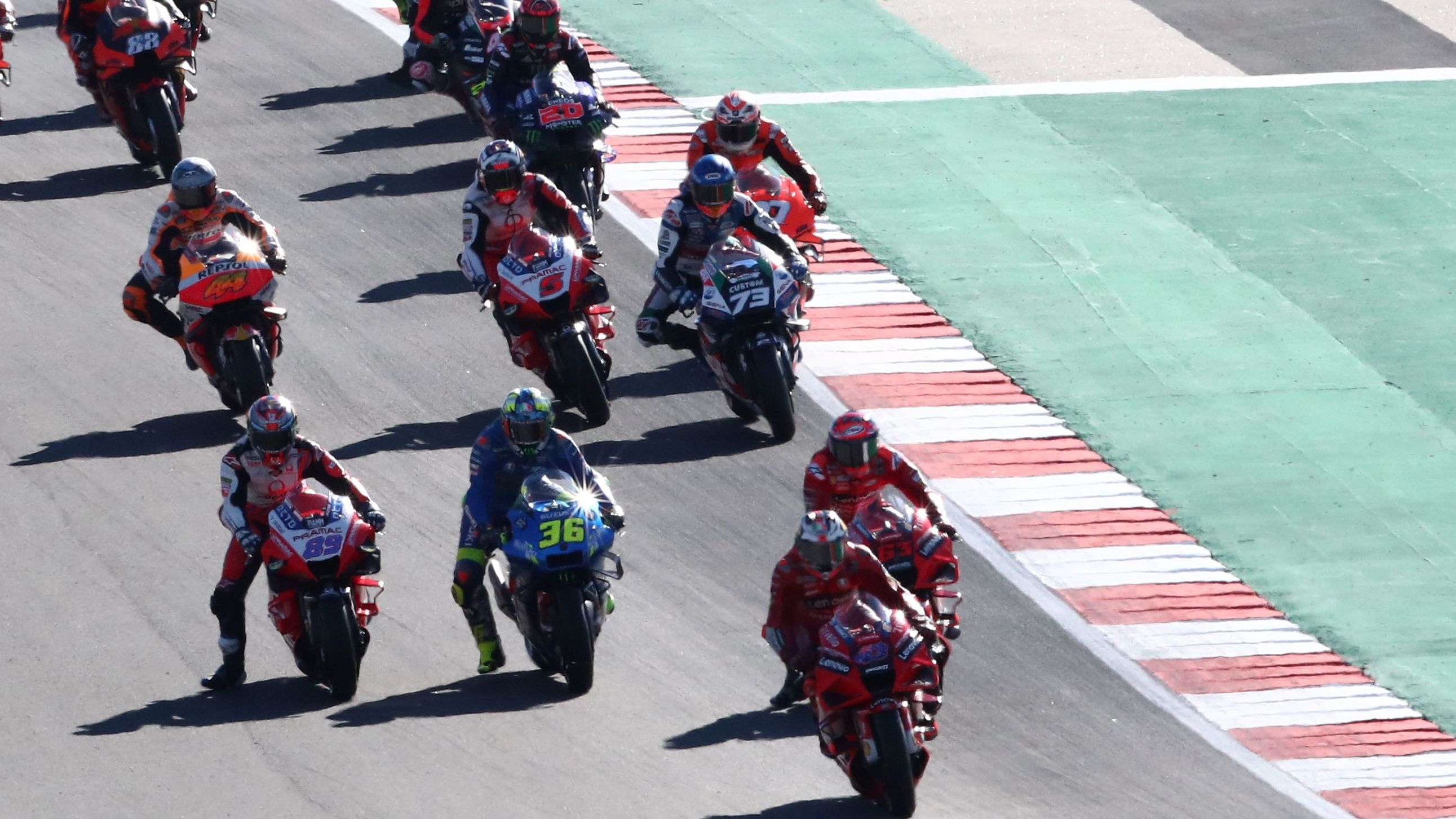 Primeros compases de la carrera del GP del Algarve de MotoGP 2021 en Portimao