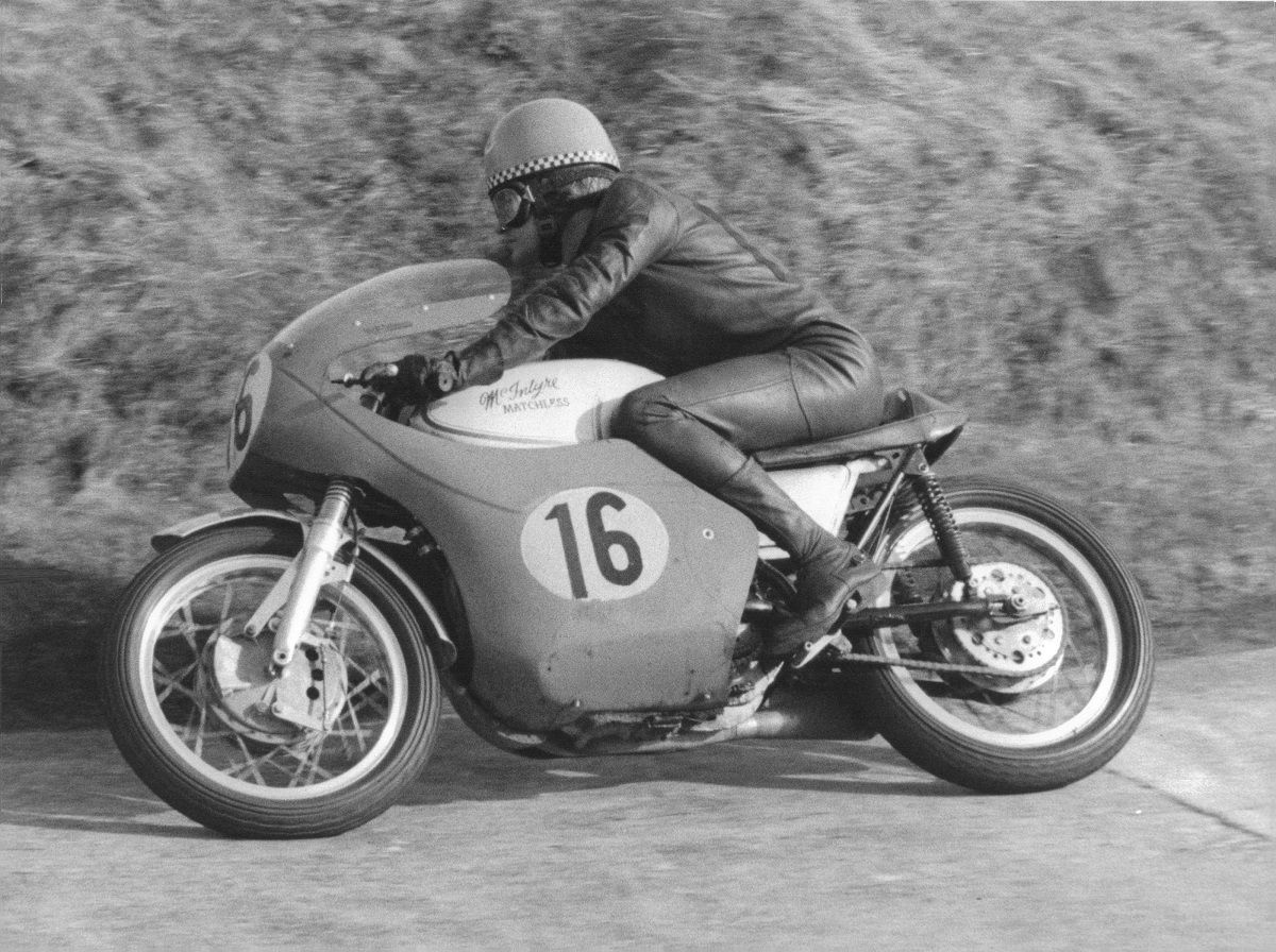 Jack Findlay corriendo los 500 cc en 1968
