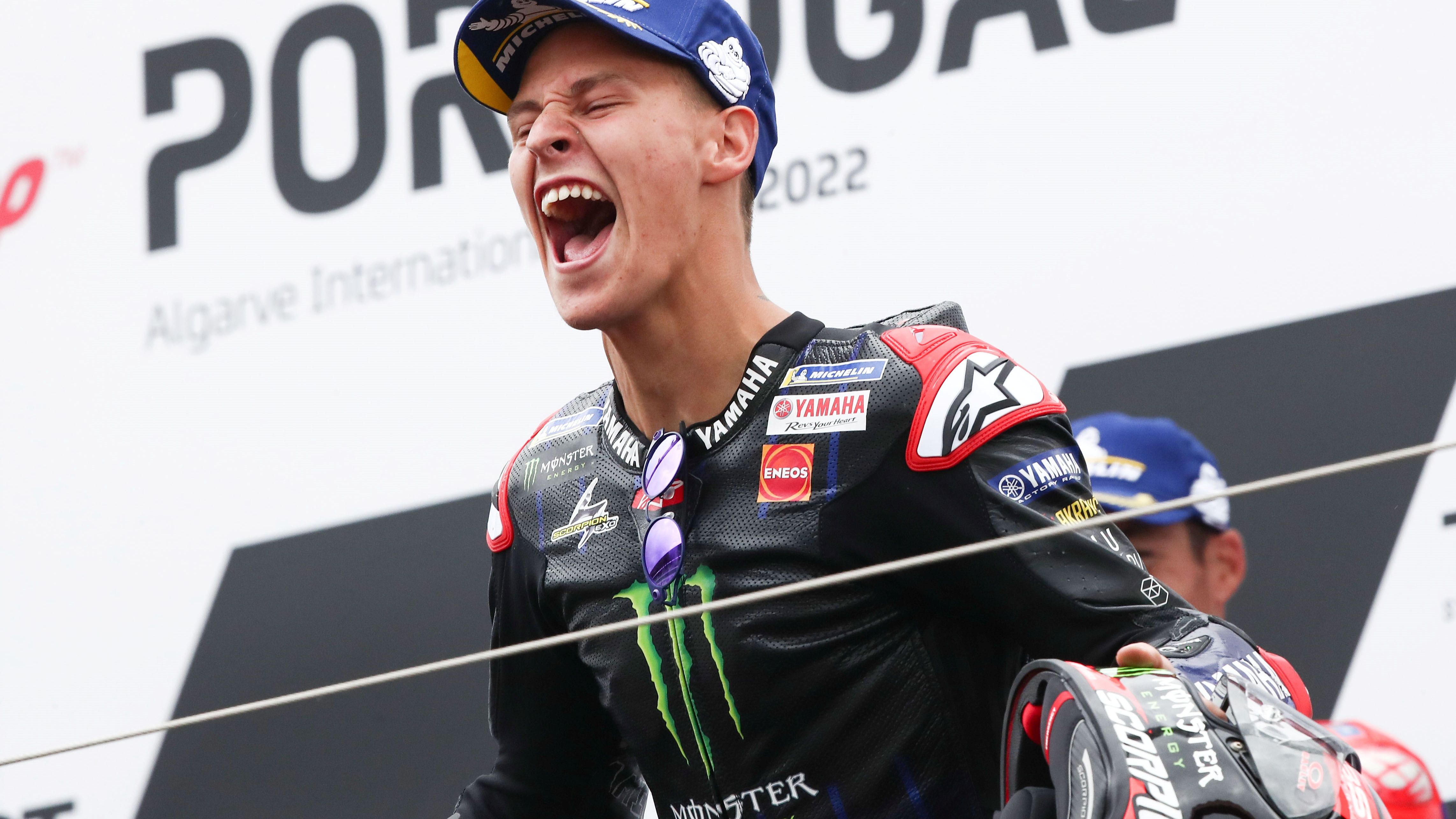 Fabio Quartararo en el podio festejando su victoria en Portimao, la primera de Yamaha este año