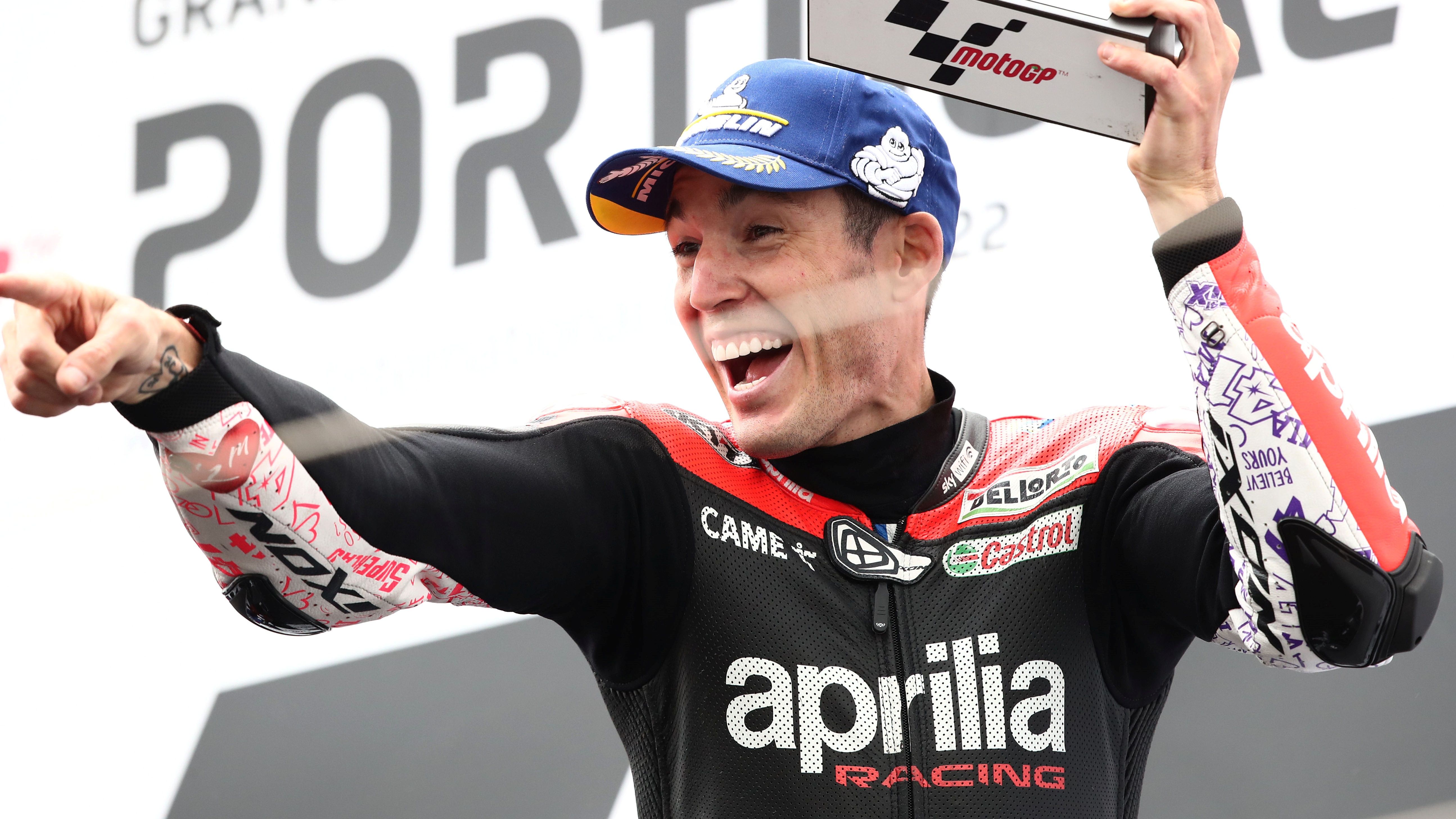 Aleix Espargaró en el podio festejando su tercer puesto en Portimao