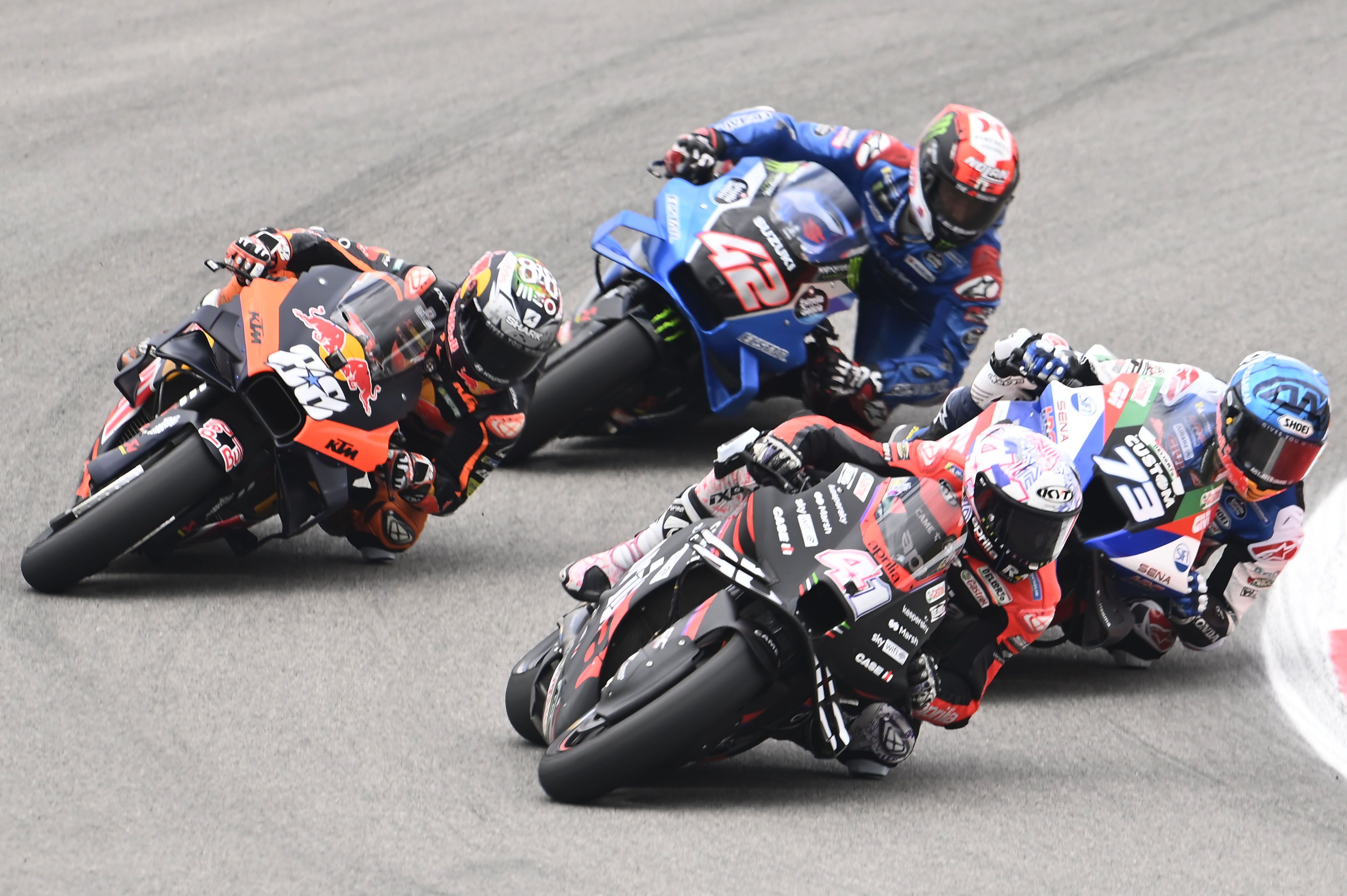 Aleix Espargaró seguido por Álex Márquez, Miguel Oliveira y Álex Rins, MotoGP Portugal 2022
