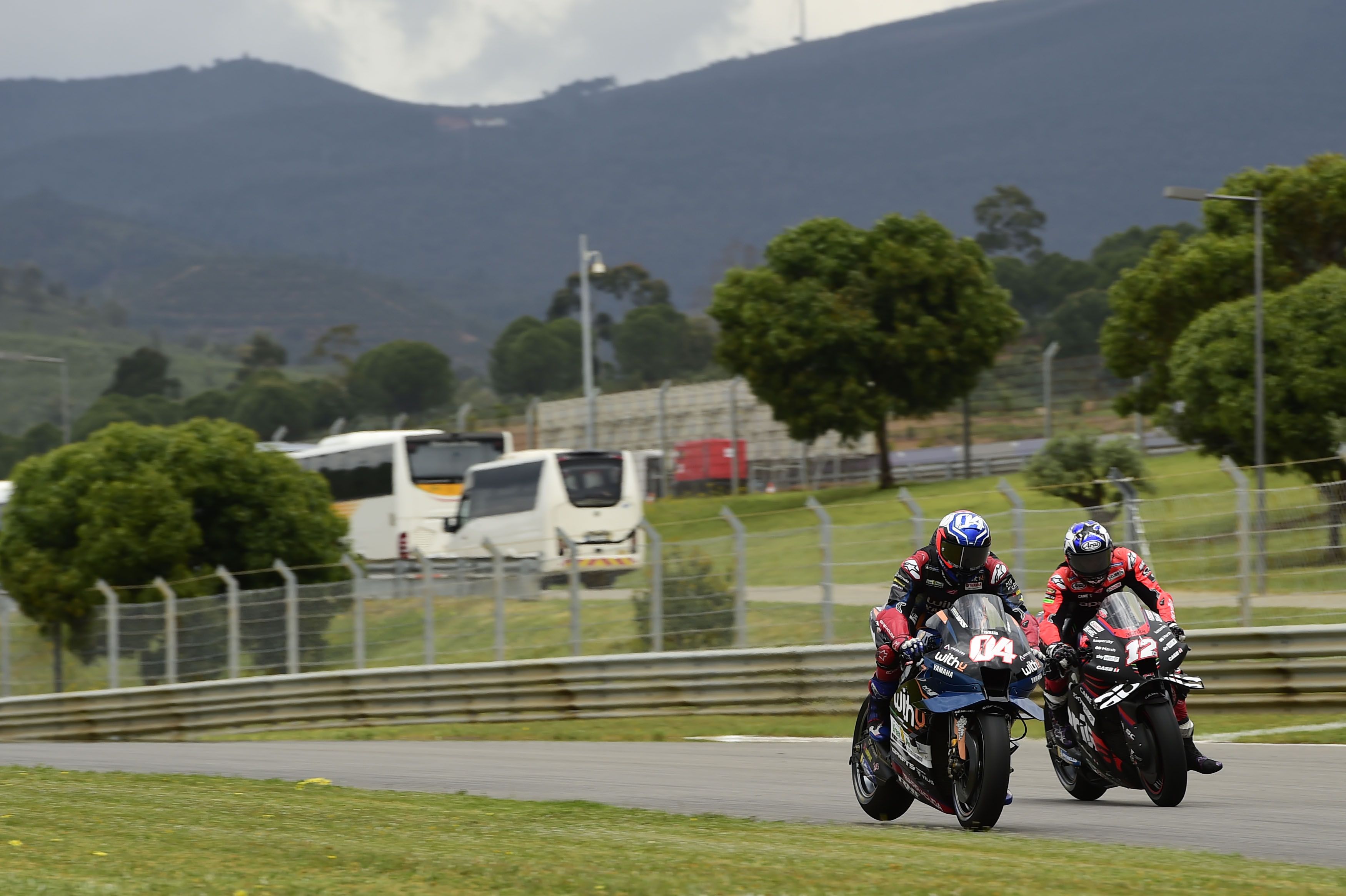 Andrea Dovizioso y Maverick Viñales frenando en paralelo, MotoGP Portugal 2022