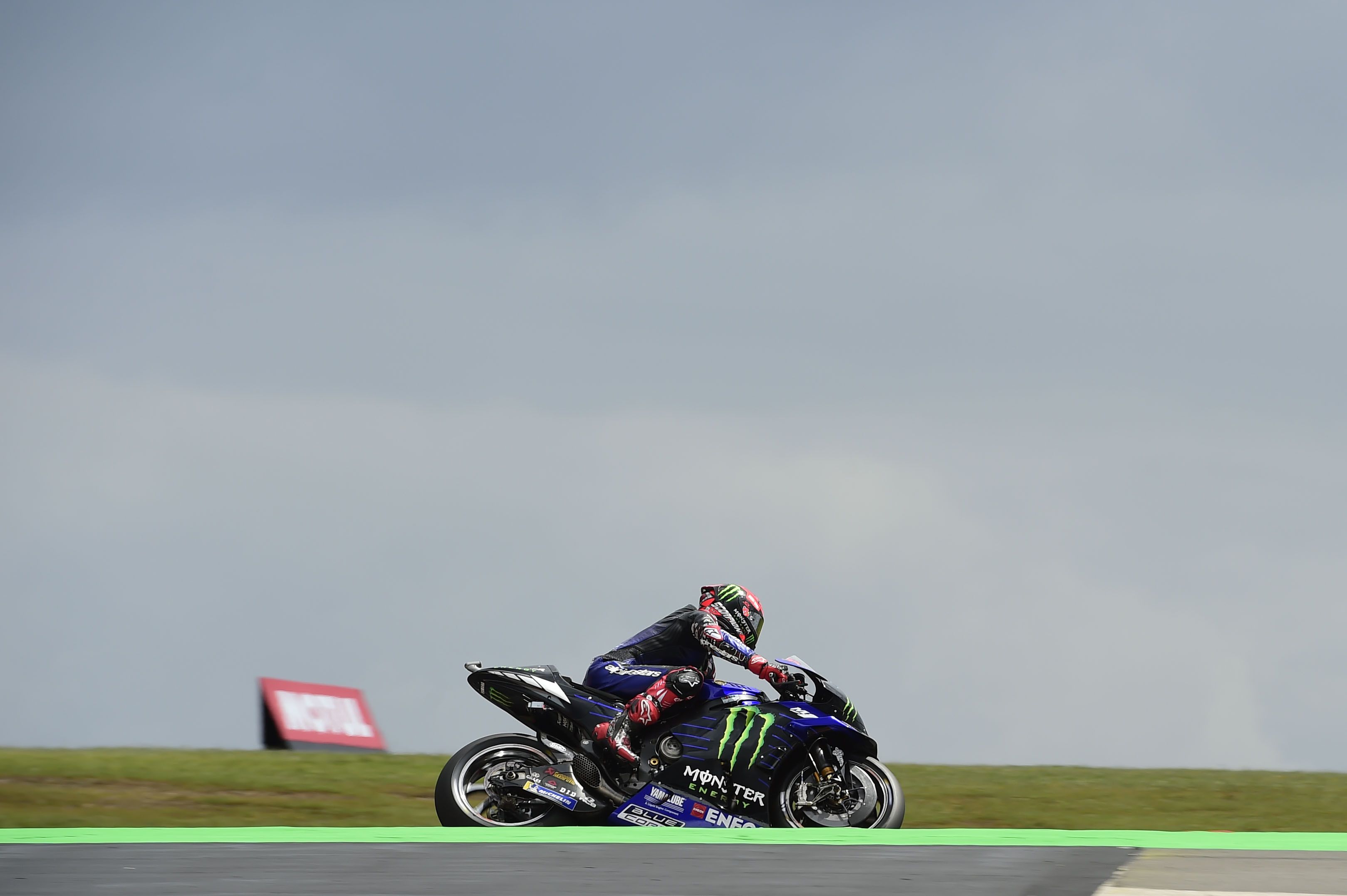 Fabio Quartararo trazando en el circuito de Portimao, MotoGP Portugal 2022