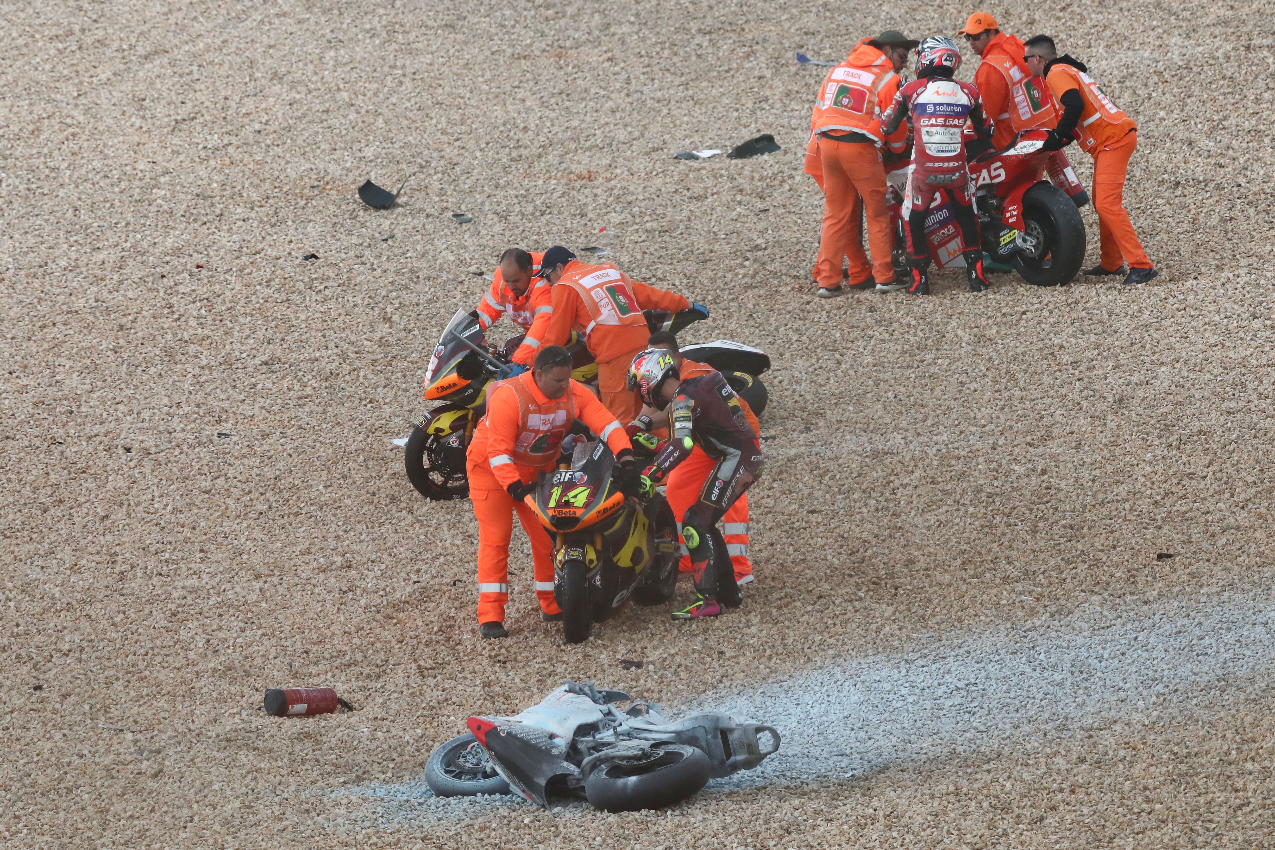 Hasta once pilotos cayeron en el mismo punto por culpa de un parche de agua, Moto2 Portugal 2022