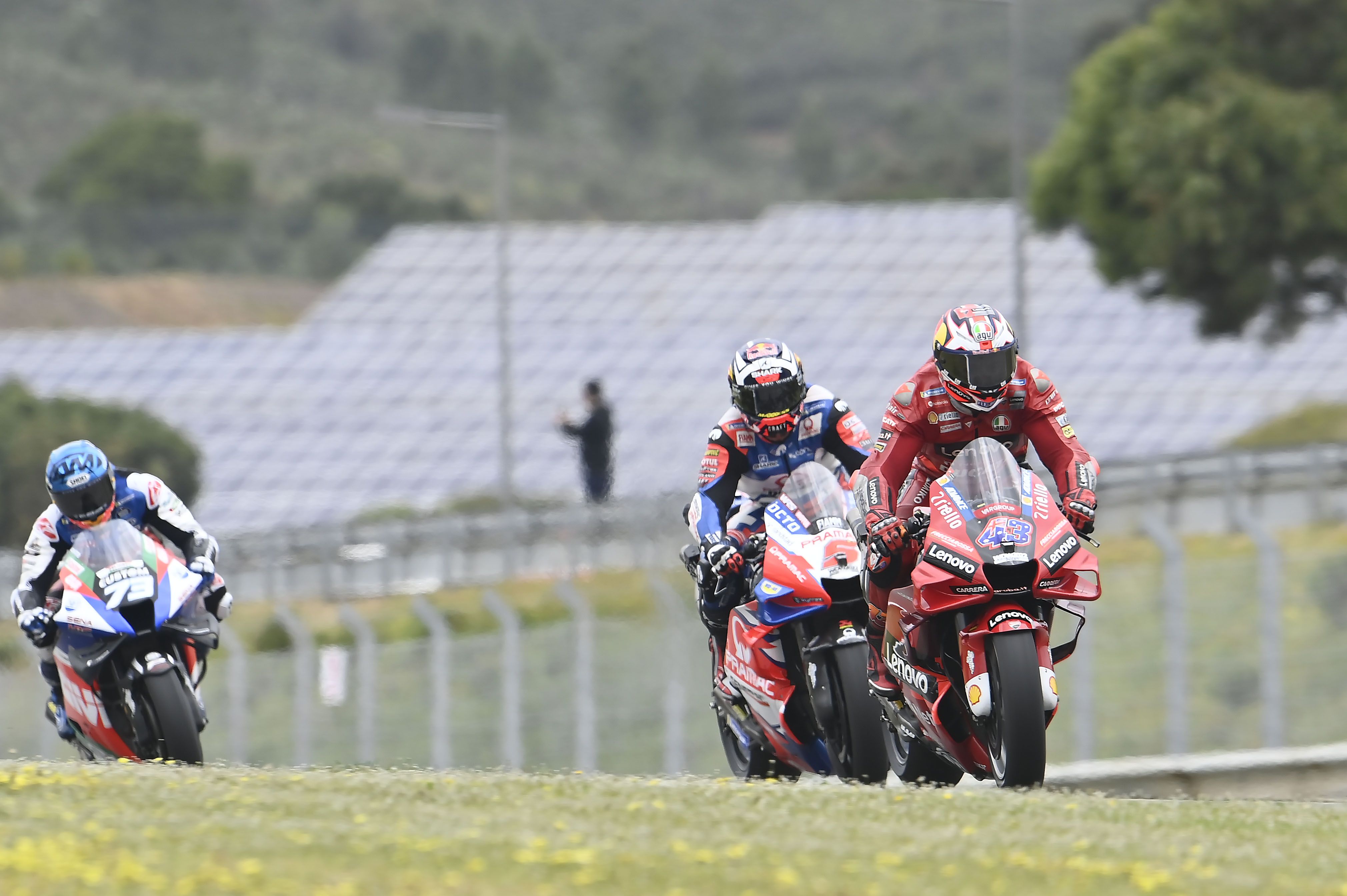 Jack Miller con Johann Zarco a rueda y Álex Márquez detrás, MotoGP Portugal 2022