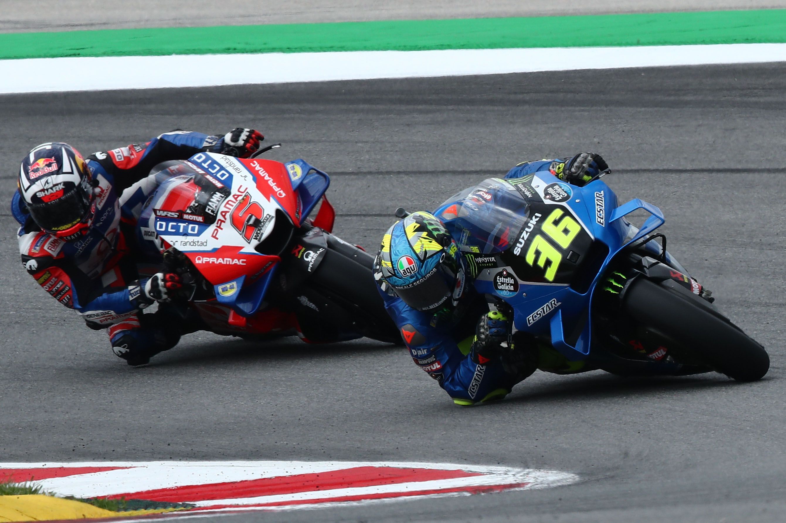 Joan Mir perseguido por Johann Zarco, MotoGP Portugal 2022