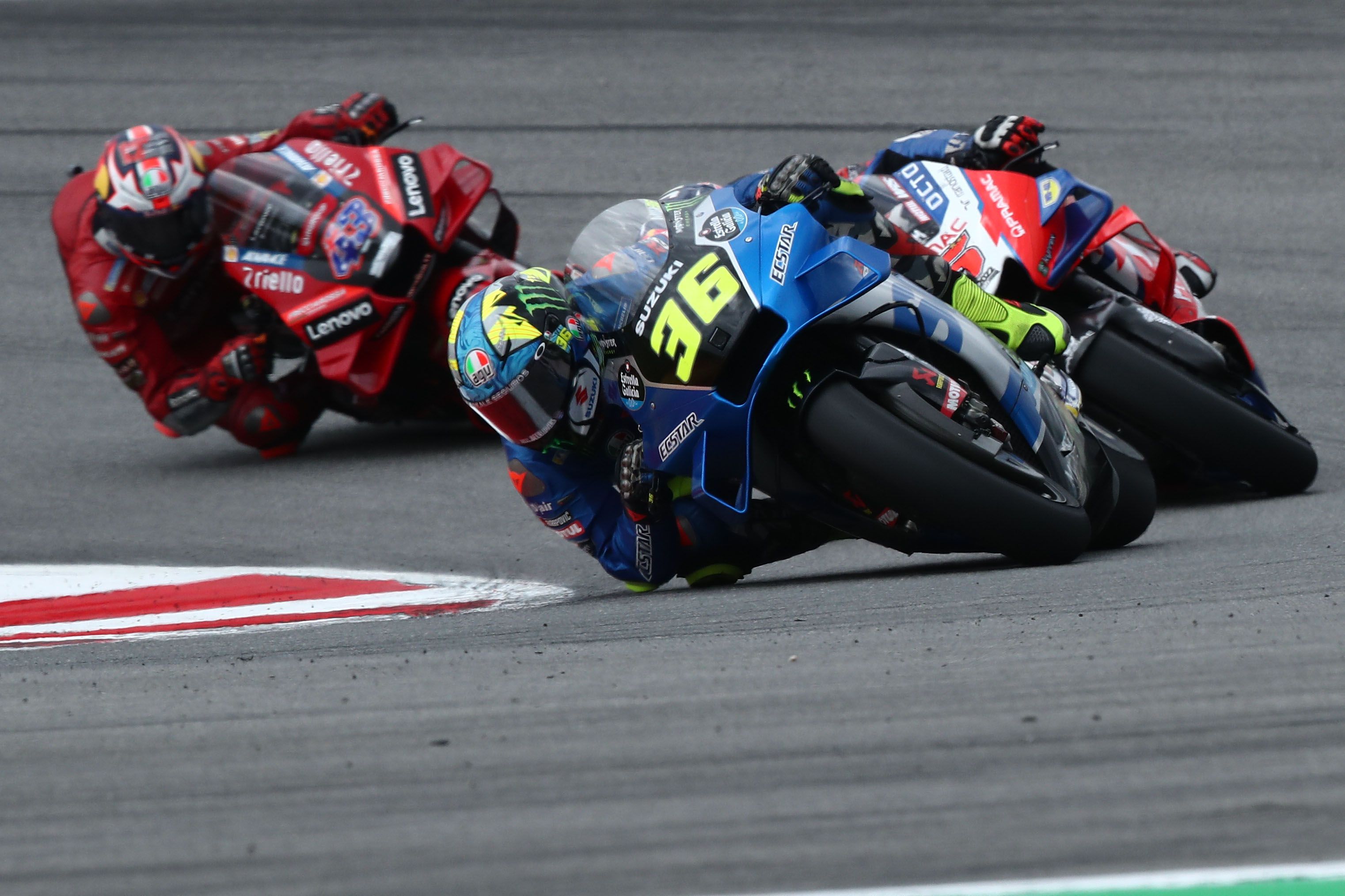 Joan Mir y Johann Zarco seguidos por Jack Miller, MotoGP Portugal 2022