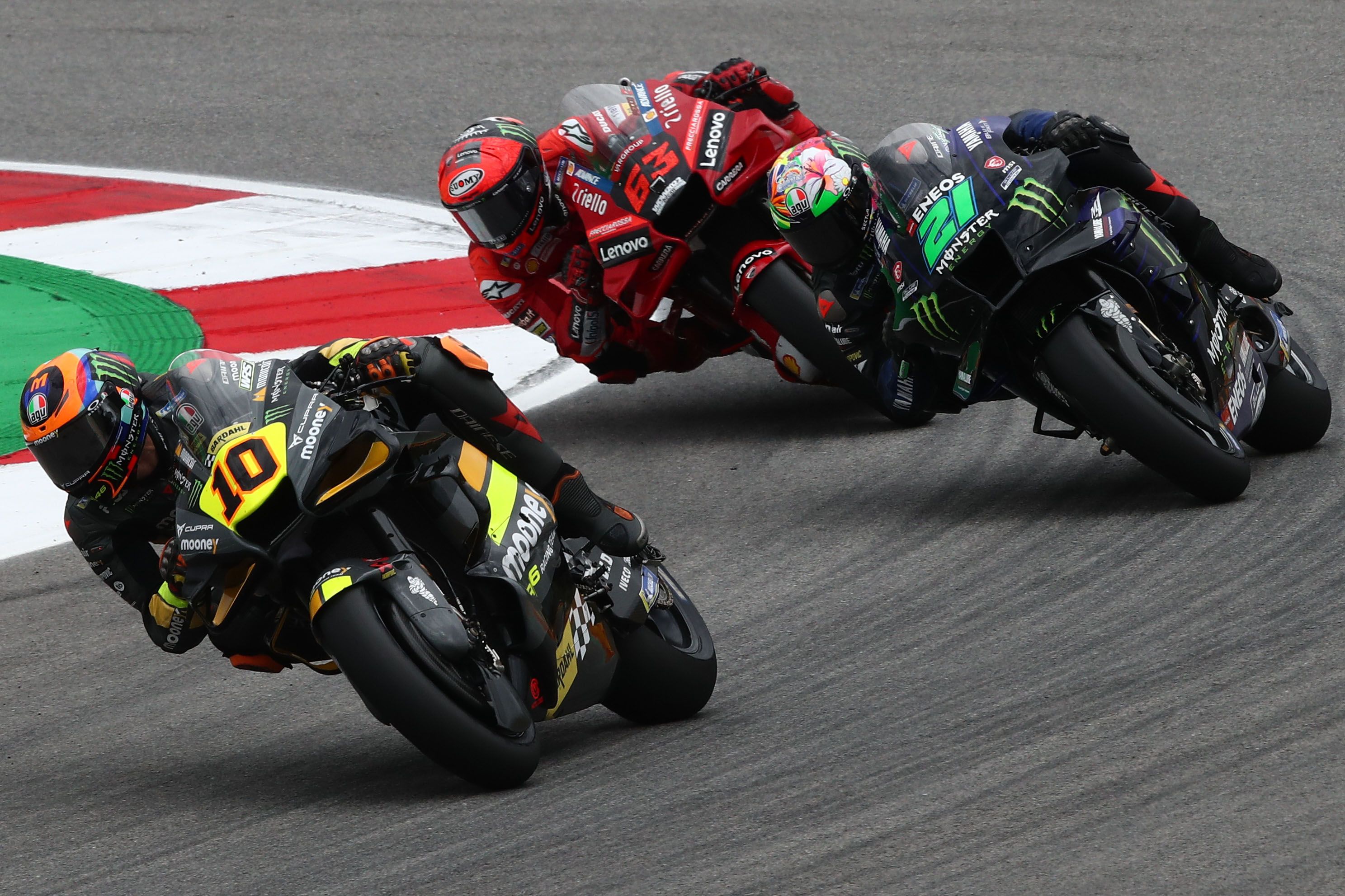 Luca Marini delante de Franco Morbidelli y Pecco Bagnaia, MotoGP Portugal 2022