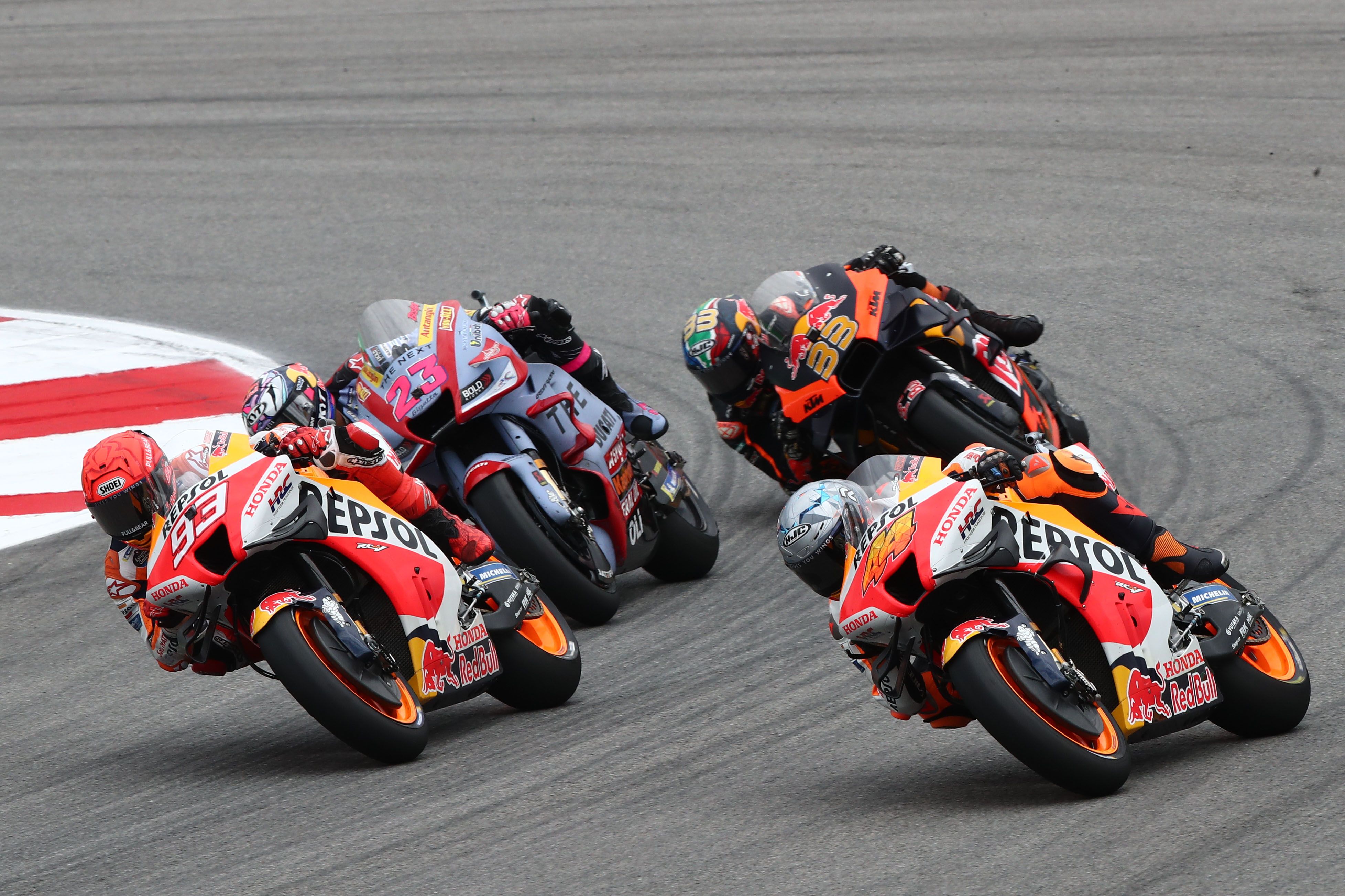 Marc Márquez supera a Pol Espargaró ante Enea Bastianini y Brad Binder, MotoGP Portugal 2022