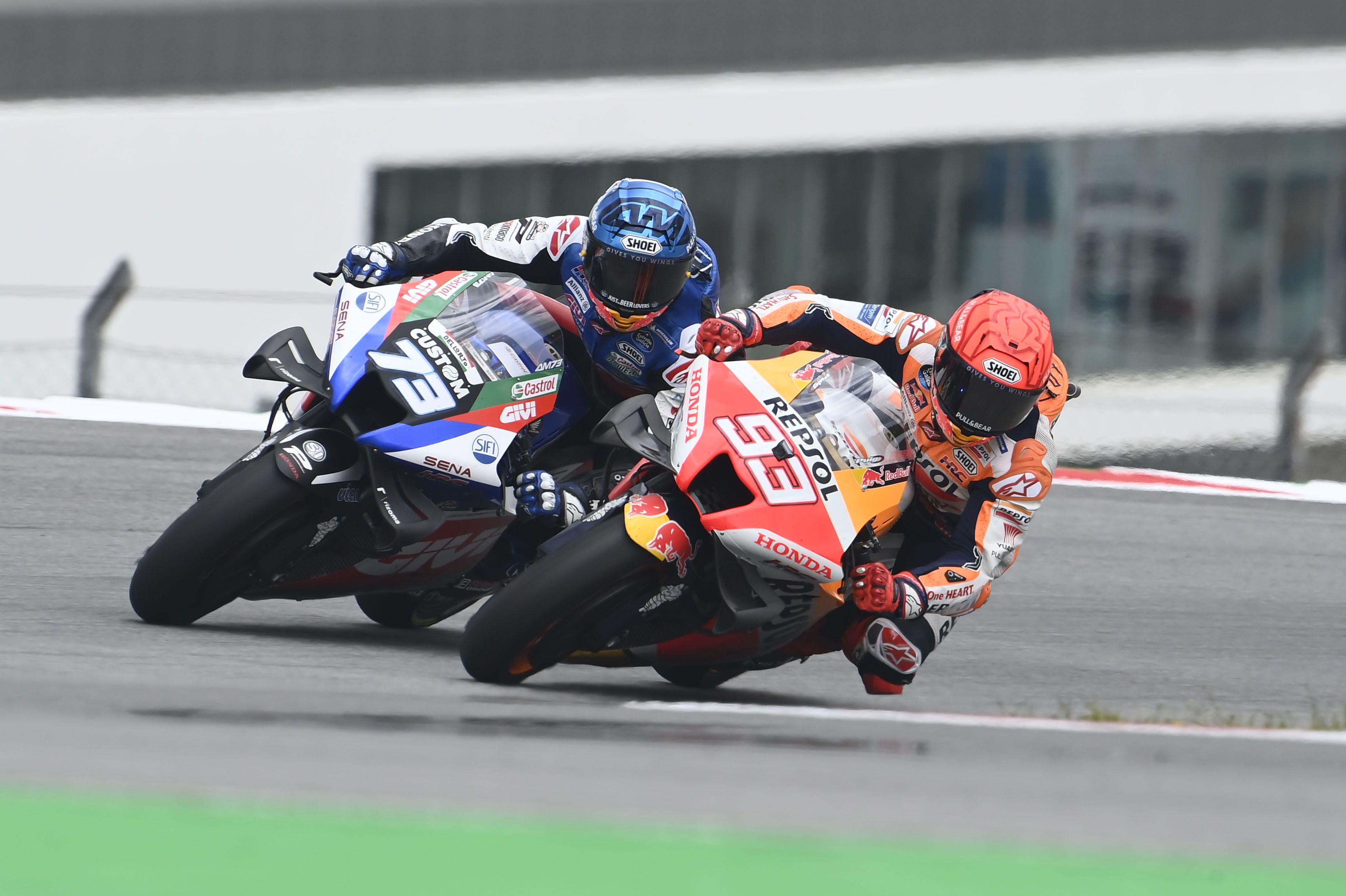 Marc Márquez supera por dentro a Álex Márquez, MotoGP Portugal 2022