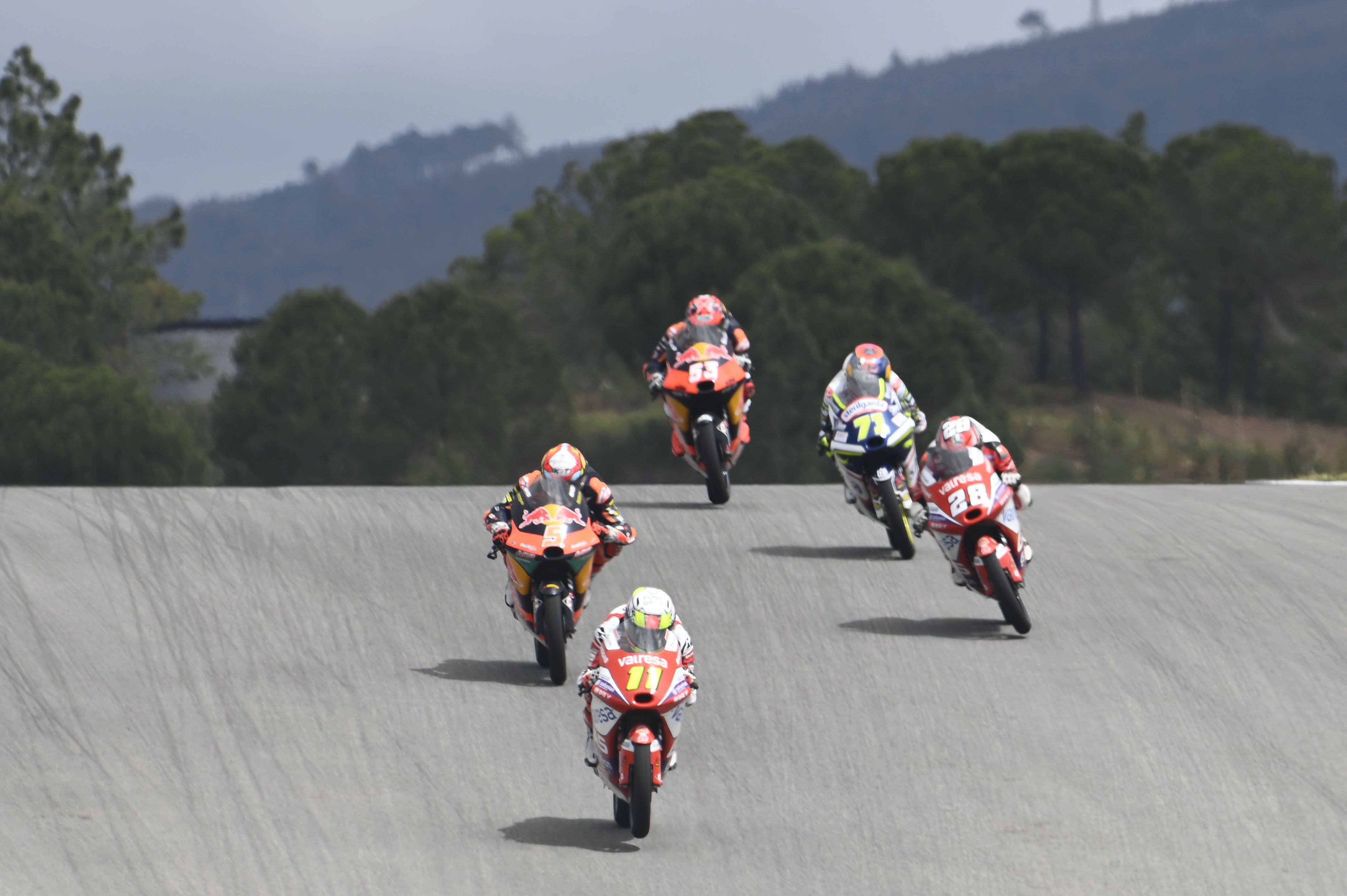 Sergio García seguido por Jaume Masià, Izan Guevara, Ayumu Sasaki y Deniz Oncu, Moto3 Portugal 2022