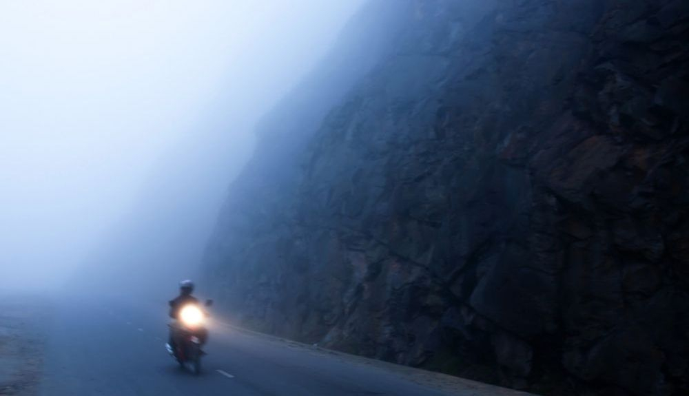Moto con una de sus luces encendidas circulando entre una niebla espesa. Fuente: iStock.com/Tanes Ngamsom Moto con una de sus luces encendidas circulando entre una niebla espesa. Fuente: iStock.com/Tanes Ngamsom