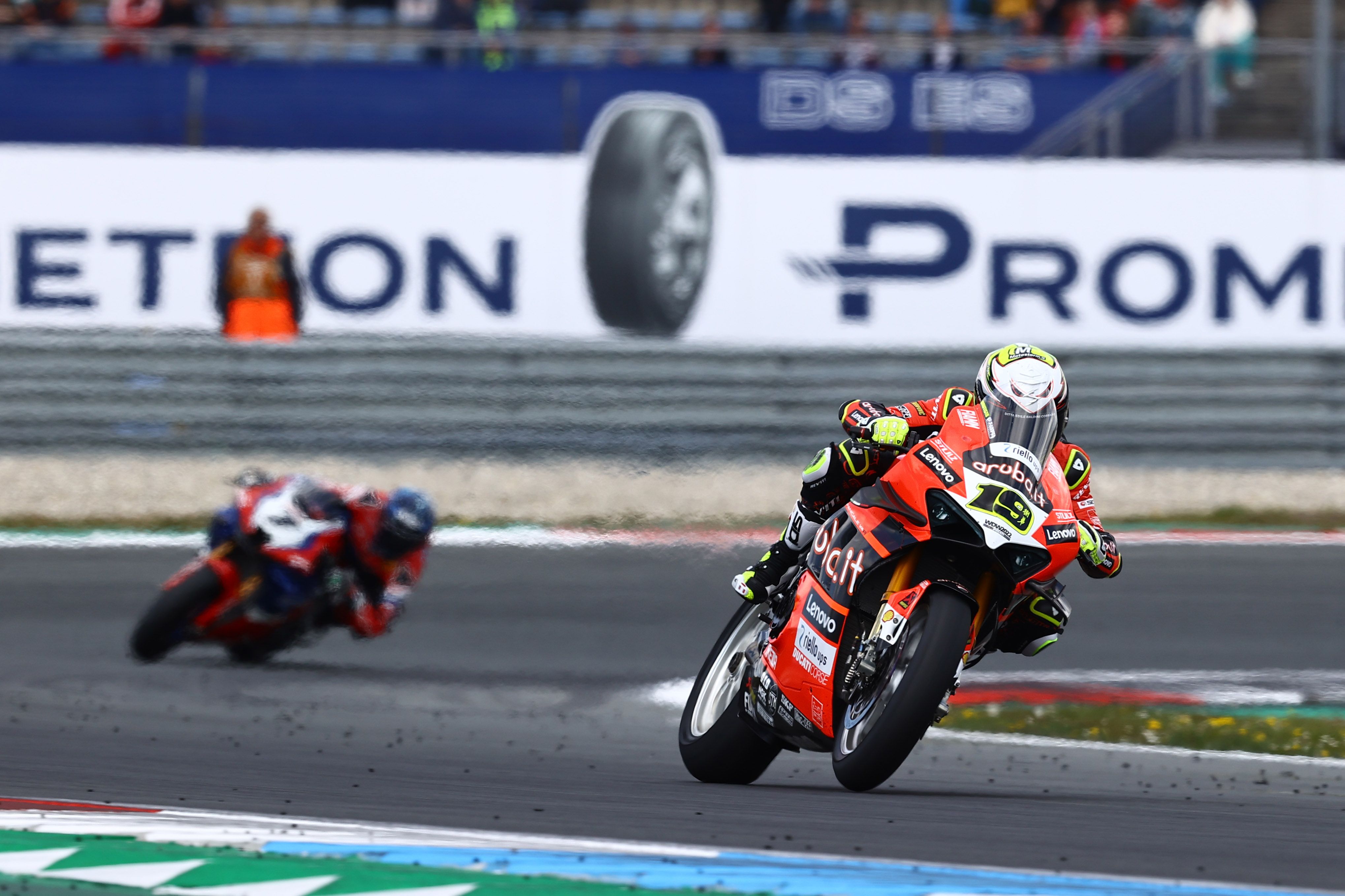 Álvaro Bautista seguido de lejos por Iker Lecuona, WSBK Assen 2022