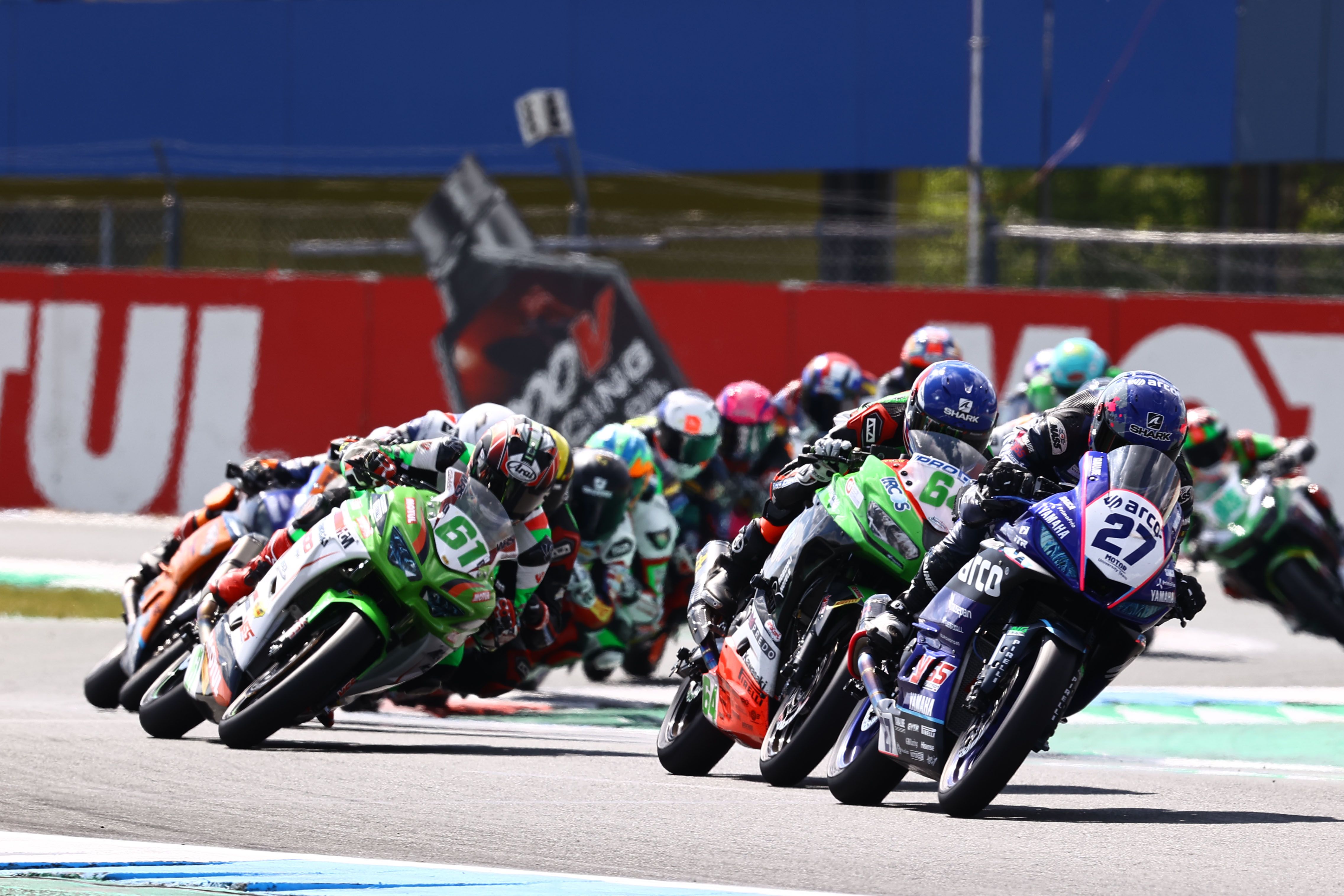 Álvaro Díaz con Hugo De Cancellis pegado y Yuta Okaya detrás, SSP300 Assen 2022