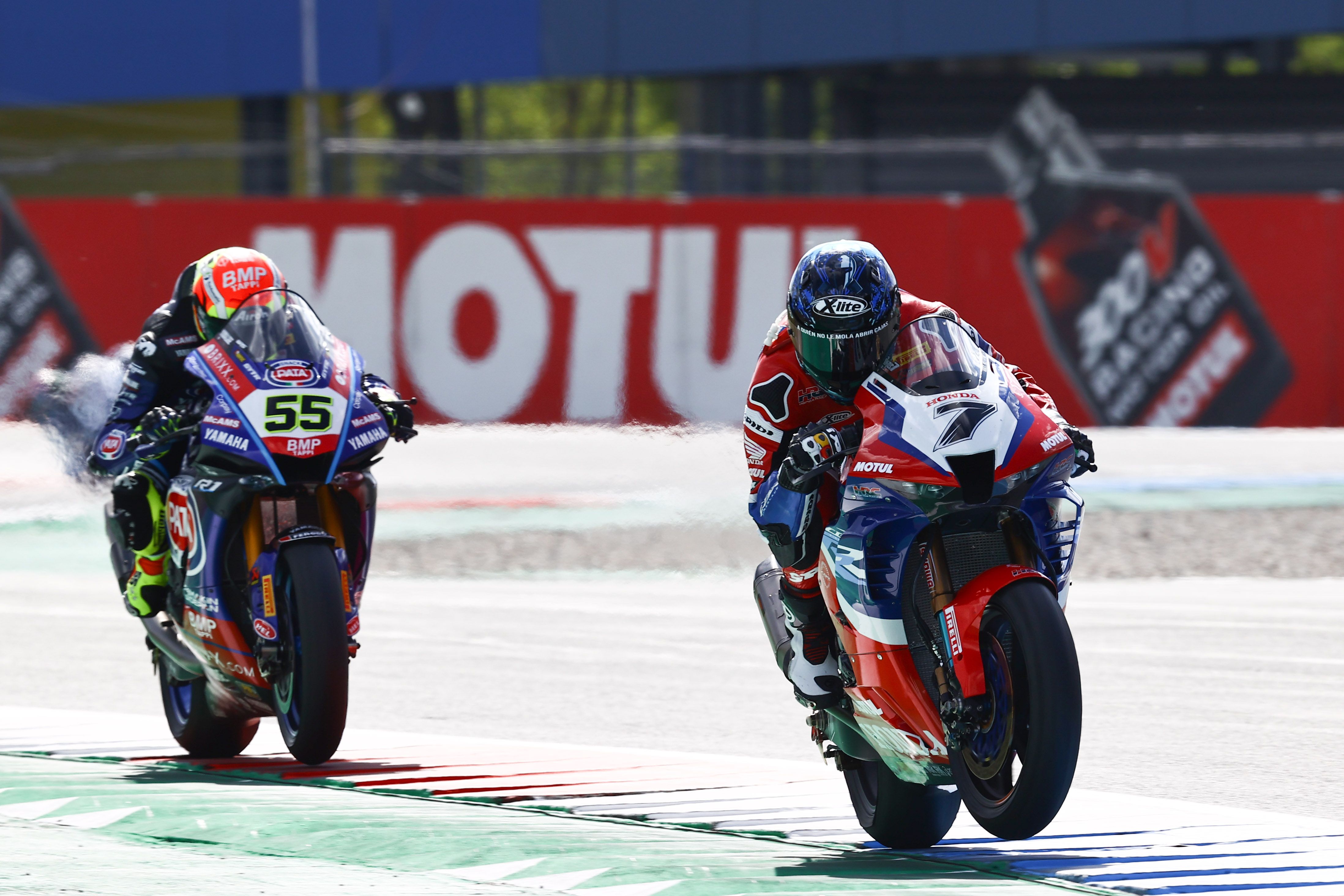 Iker Lecuona por delante de Andrea Locatelli, WSBK Assen 2022