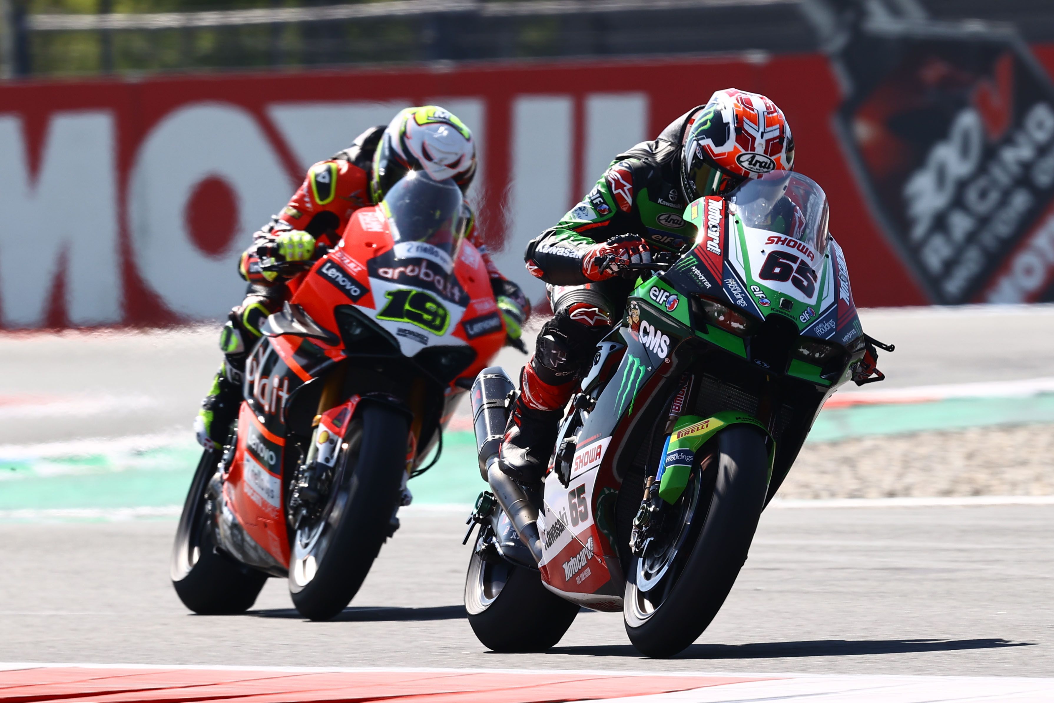Jonathan Rea perseguido por Álvaro Bautista, WSBK Assen 2022