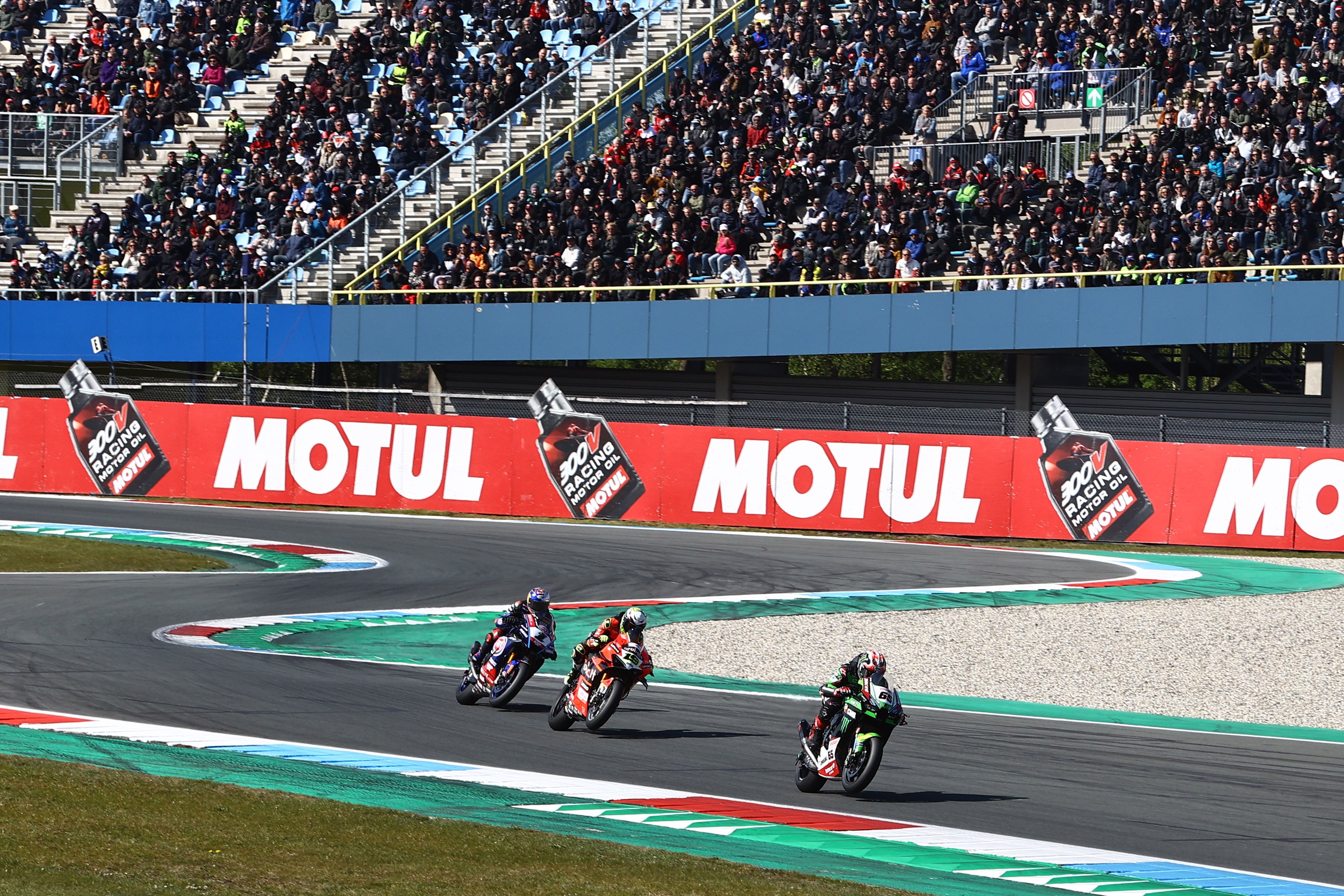 Jonathan Rea sale de la chicane delante de Álvaro Bautista y Toprak Razgatlioglu, WSBK Assen 2022
