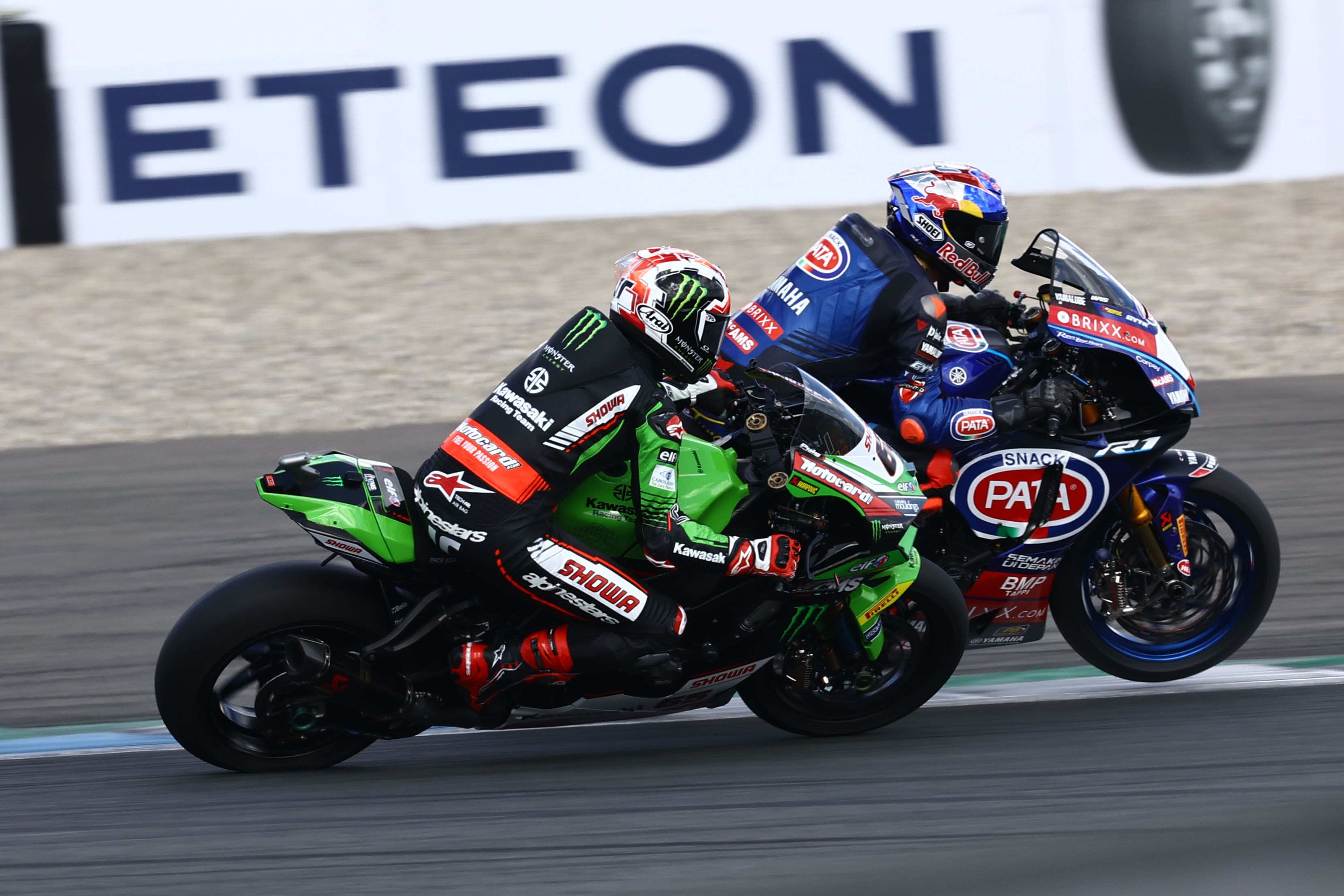 Jonathan Rea y Toprak Razgatlioglu se tocan antes de irse al suelo, WSBK Assen 2022