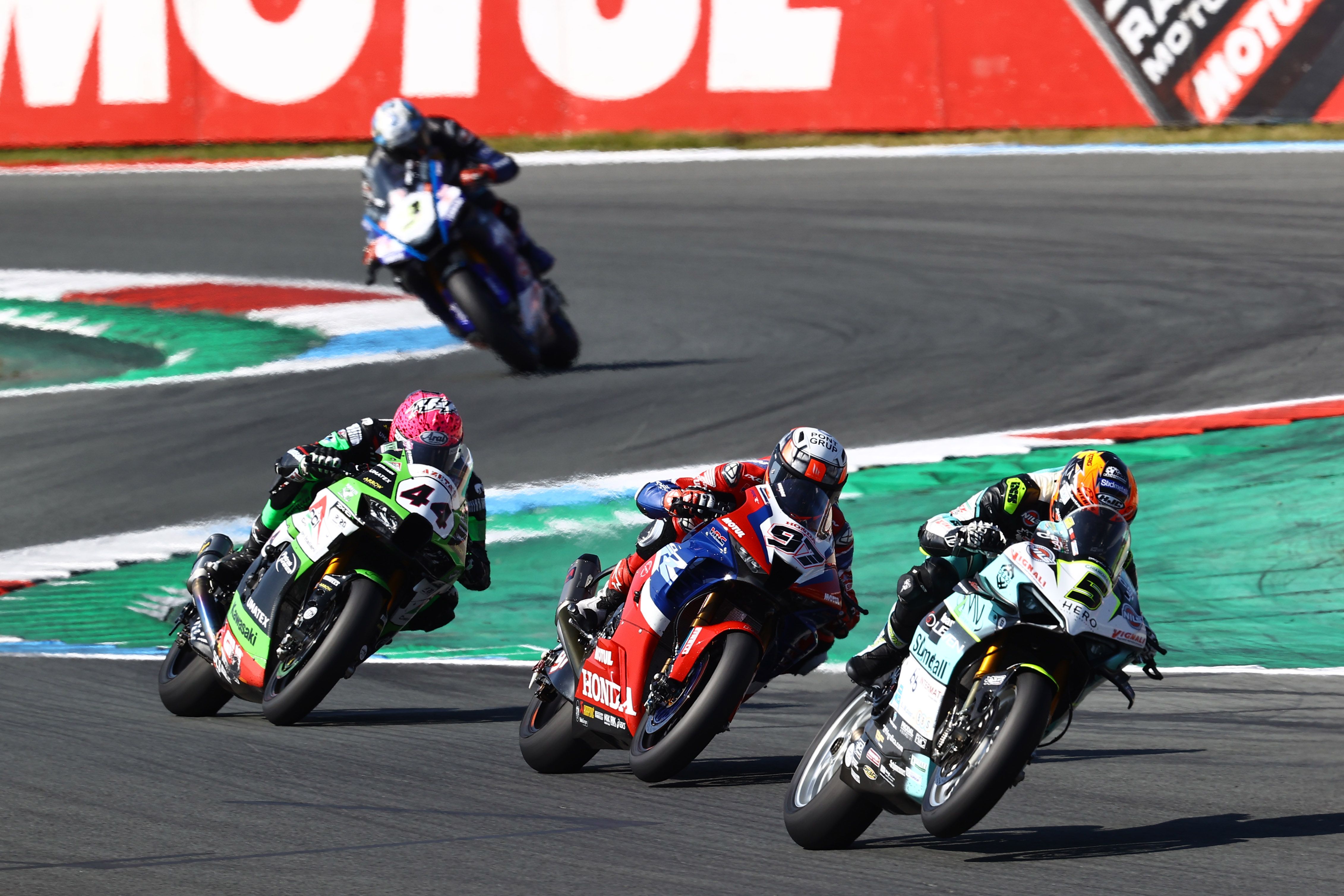 Philipp Oettl delante de Xavi Vierge y Lucas Mahias, WSBK Assen 2022