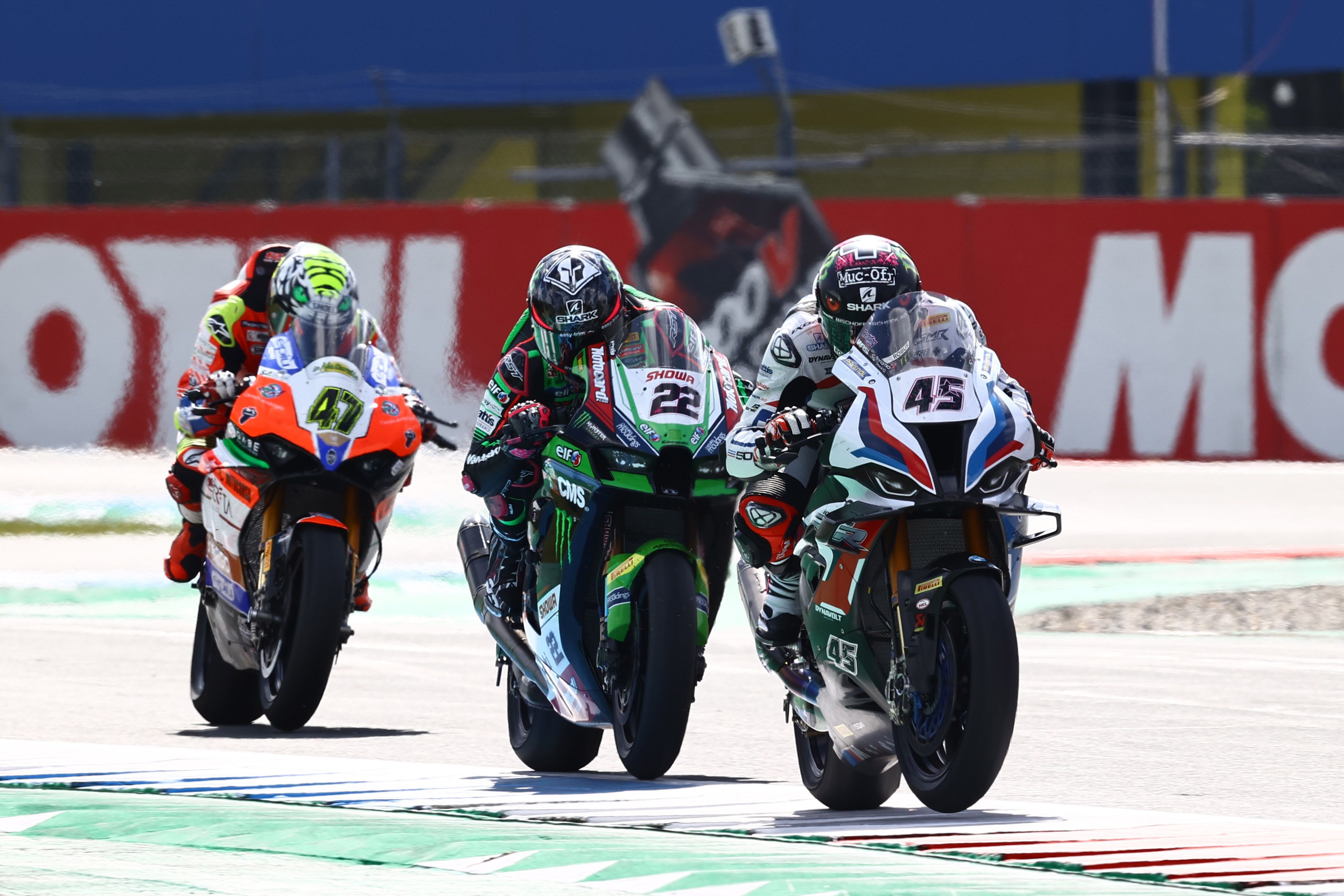 Scott Redding seguido por Alex Lowes y Axel Bassani, WSBK Assen 2022