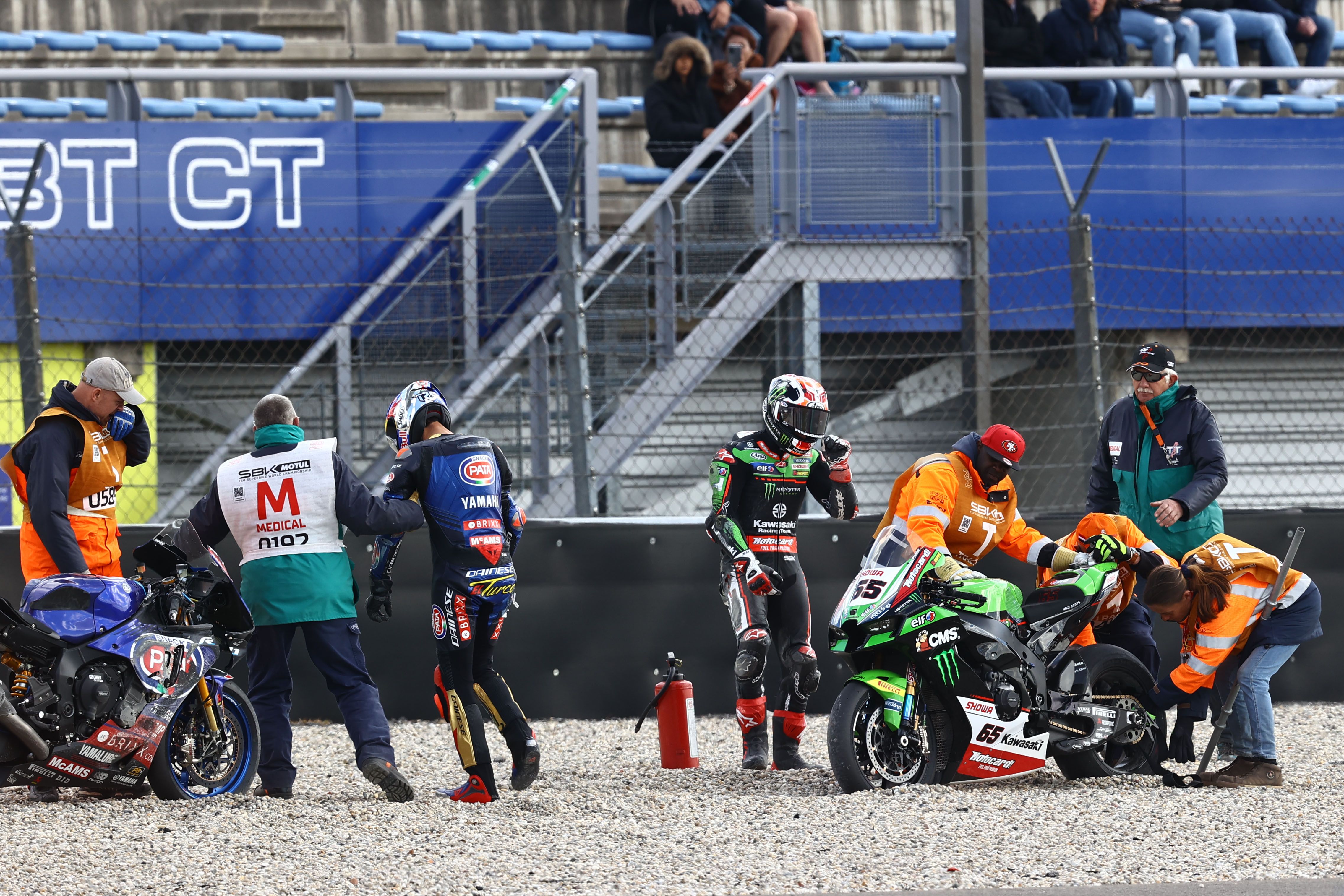 Toprak Razgatlioglu y Jonathan Rea se lamentan junto a sus motos, WSBK Assen 2022