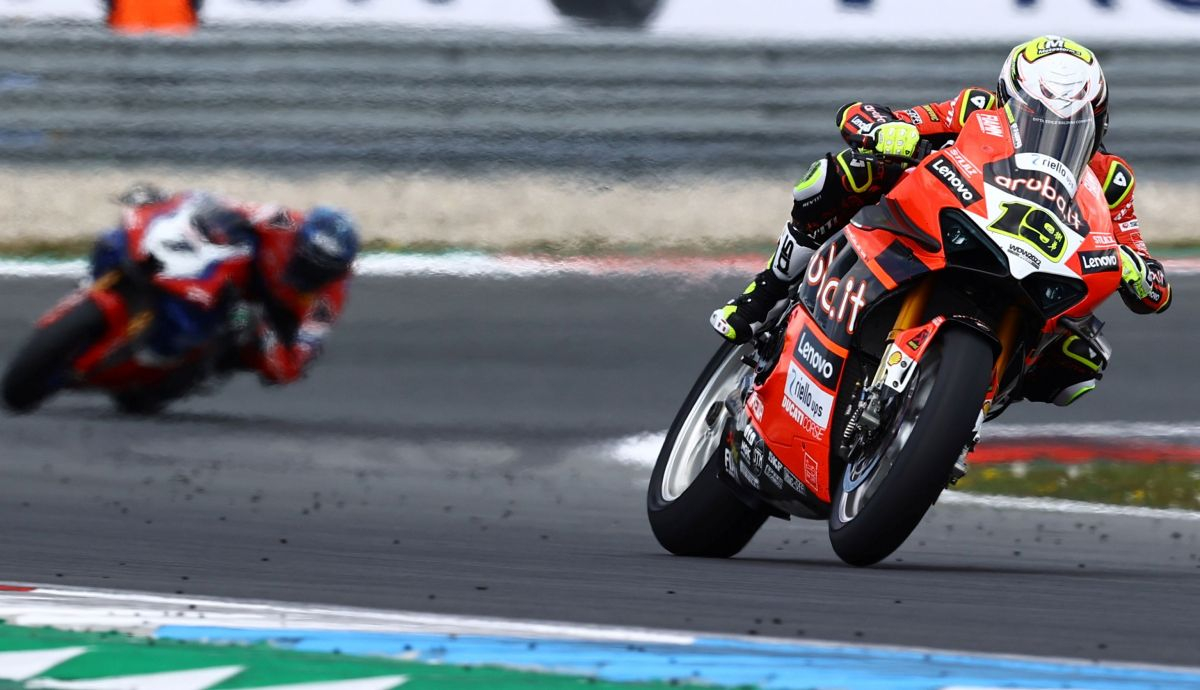 Álvaro Bautista se escapa de Iker Lecuona en Assen Álvaro Bautista se escapa de Iker Lecuona en Assen