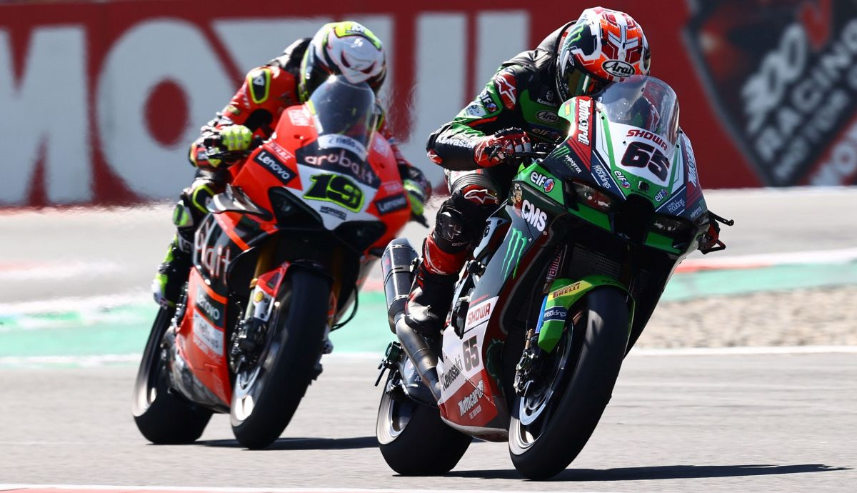 Jonathan Rea perseguido por Álvaro Bautista en Assen Jonathan Rea perseguido por Álvaro Bautista en Assen