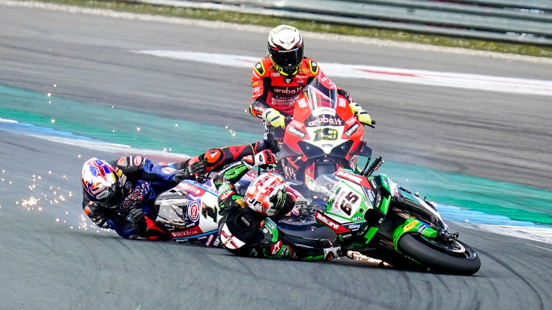 Álvaro Bautista esquiva de milagro a Toprak Razgatlioglu y Jonathan Rea en Assen