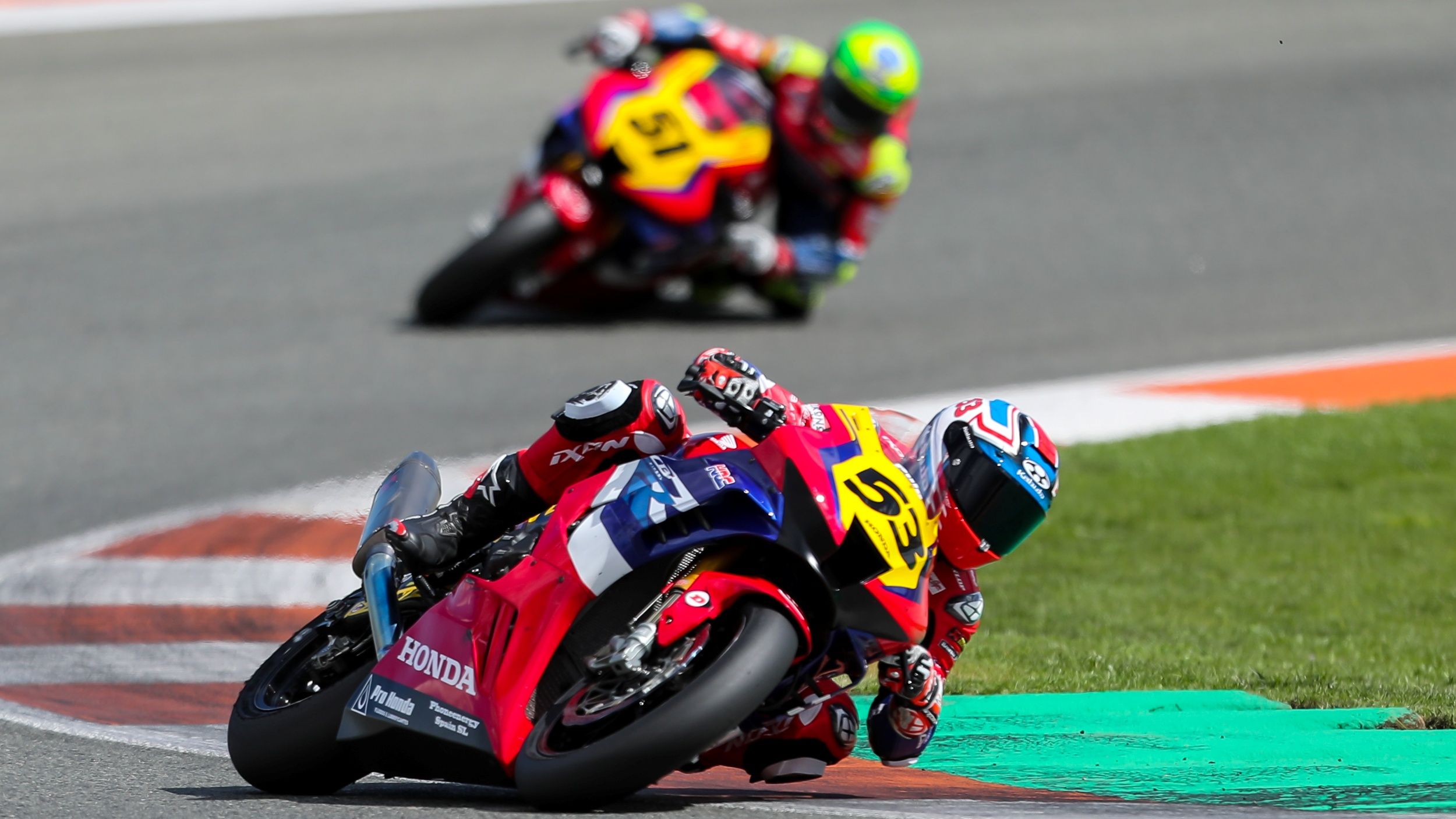 Tito Rabat lidera el ESBK 2022 tras ganar las dos carreras de Valencia ante Eric Granado