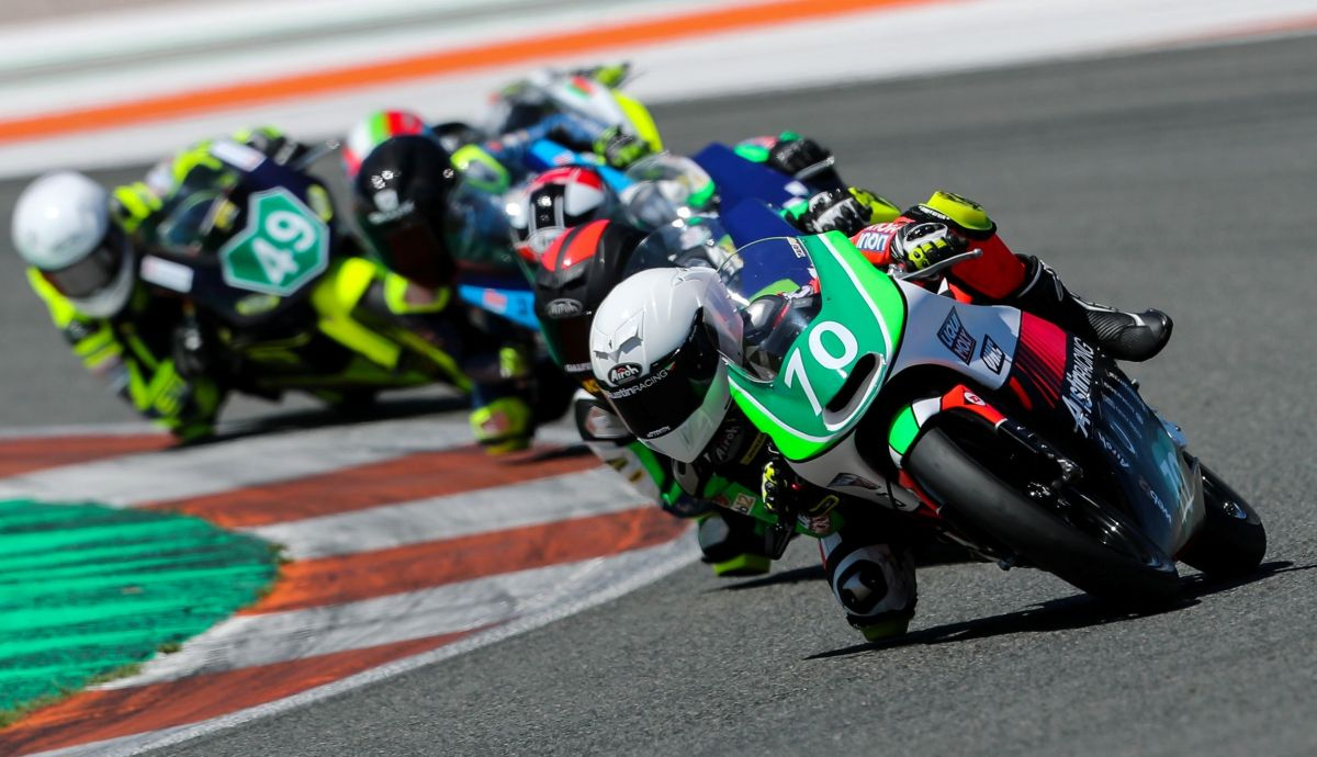 Iaroslav Karpushin es el nuevo líder de Moto4 tras ganar en Valencia Iaroslav Karpushin es el nuevo líder de Moto4 tras ganar en Valencia