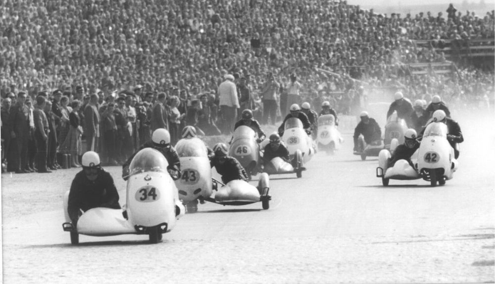 Carrera de Sidecar en Sachsenring en 1957. Fuente: Maurice Büla Collection Carrera de Sidecar en Sachsenring en 1957. Fuente: Maurice Büla Collection