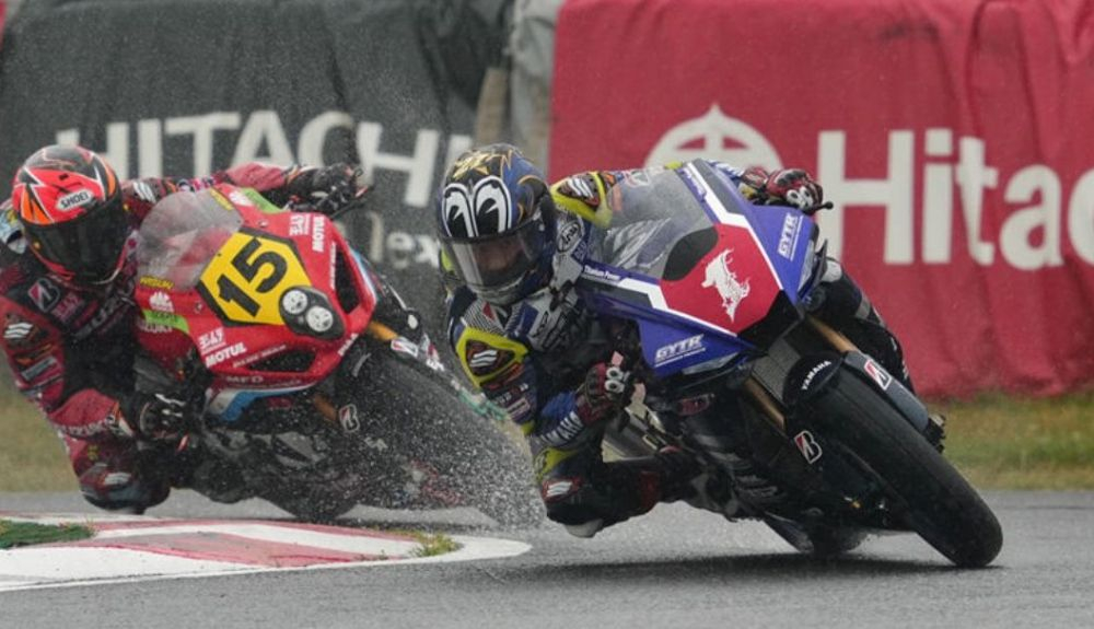 Katsuyuki Nakasuga se defiende de Kazuki Watanabe en la lluvia Katsuyuki Nakasuga se defiende de Kazuki Watanabe en la lluvia