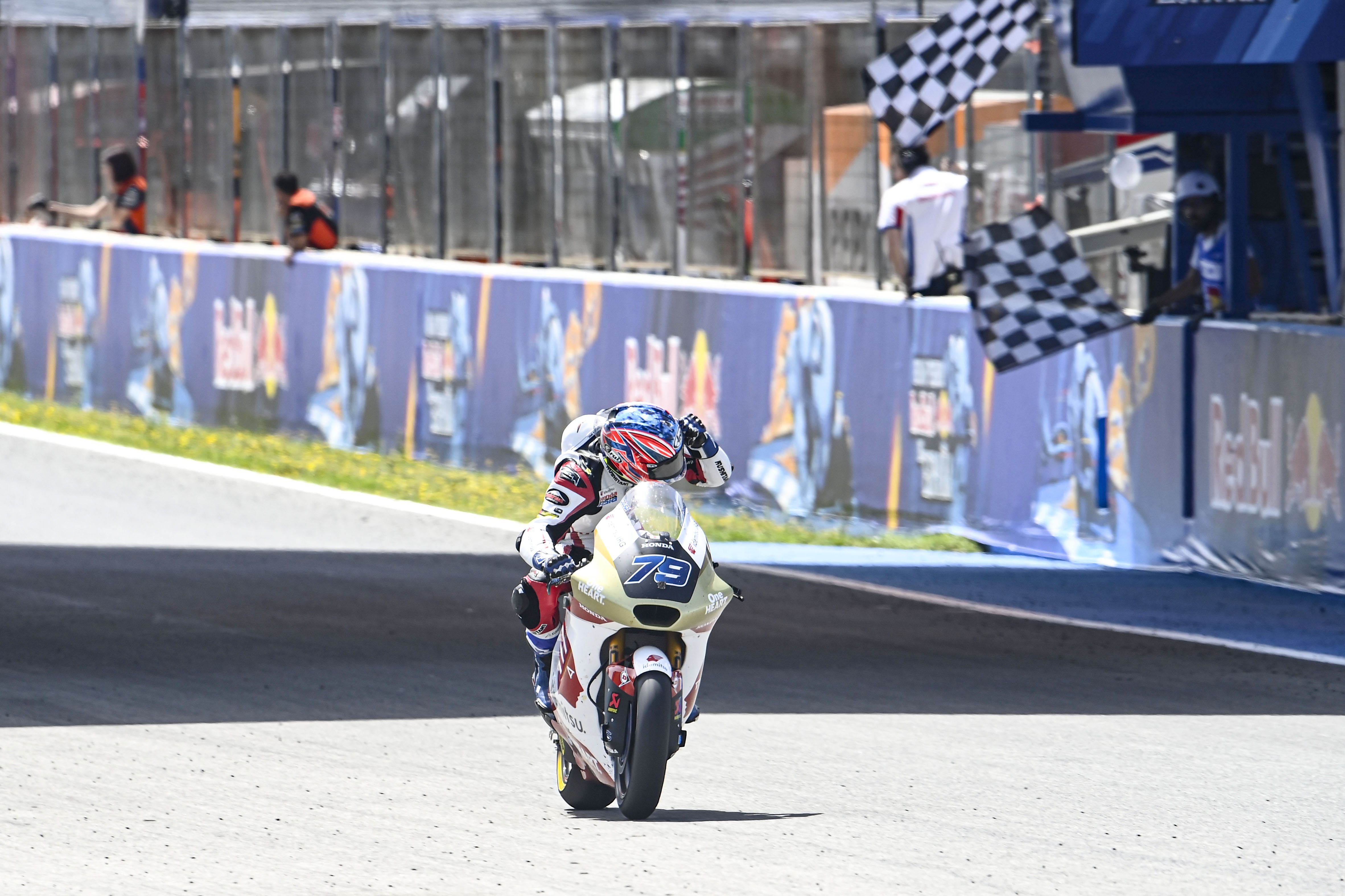 Ai Ogura cruza la línea de meta como ganador, Moto2 Jerez 2022