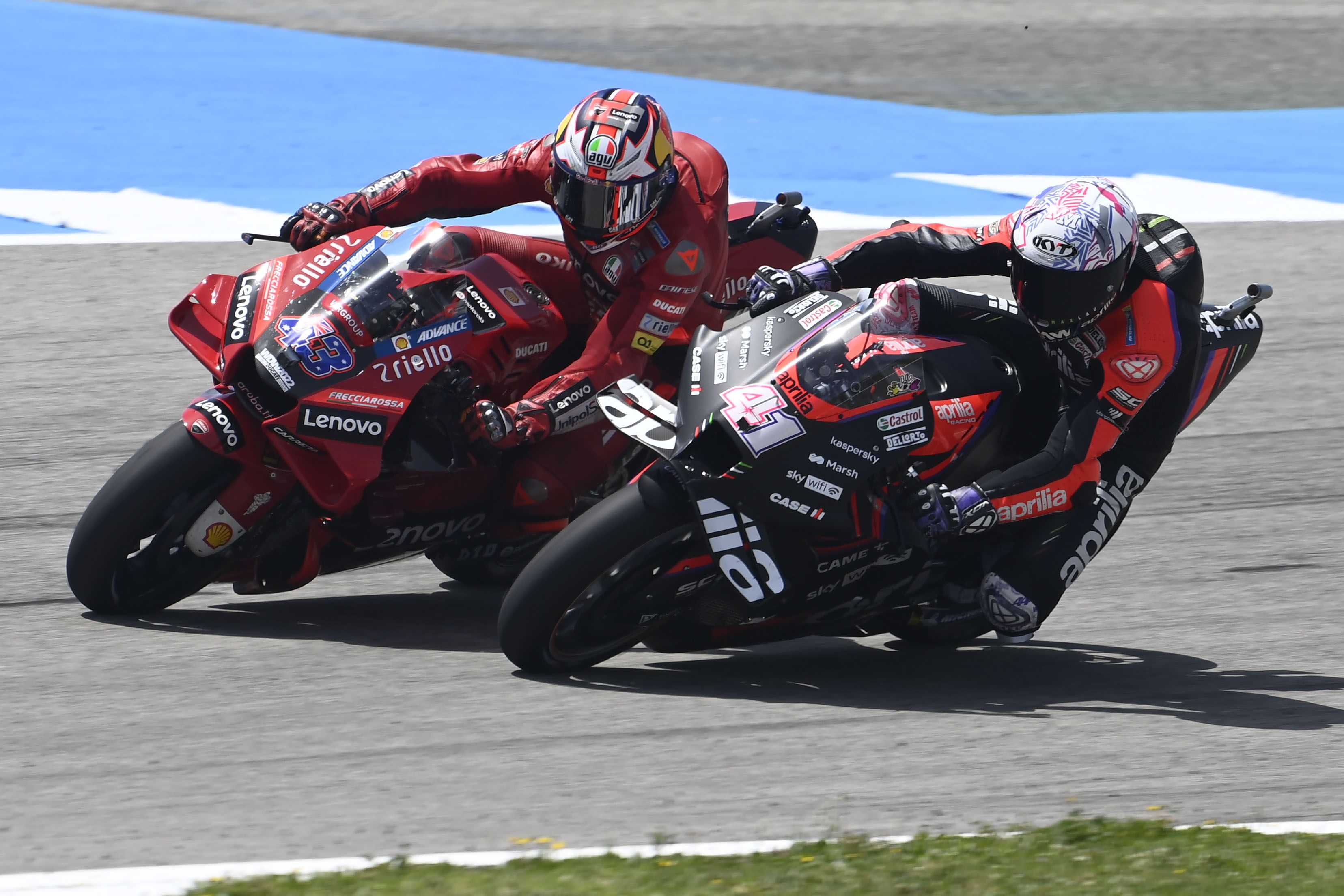 Aleix Espargaró se mete por el interior a Jack Miller, MotoGP Jerez 2022