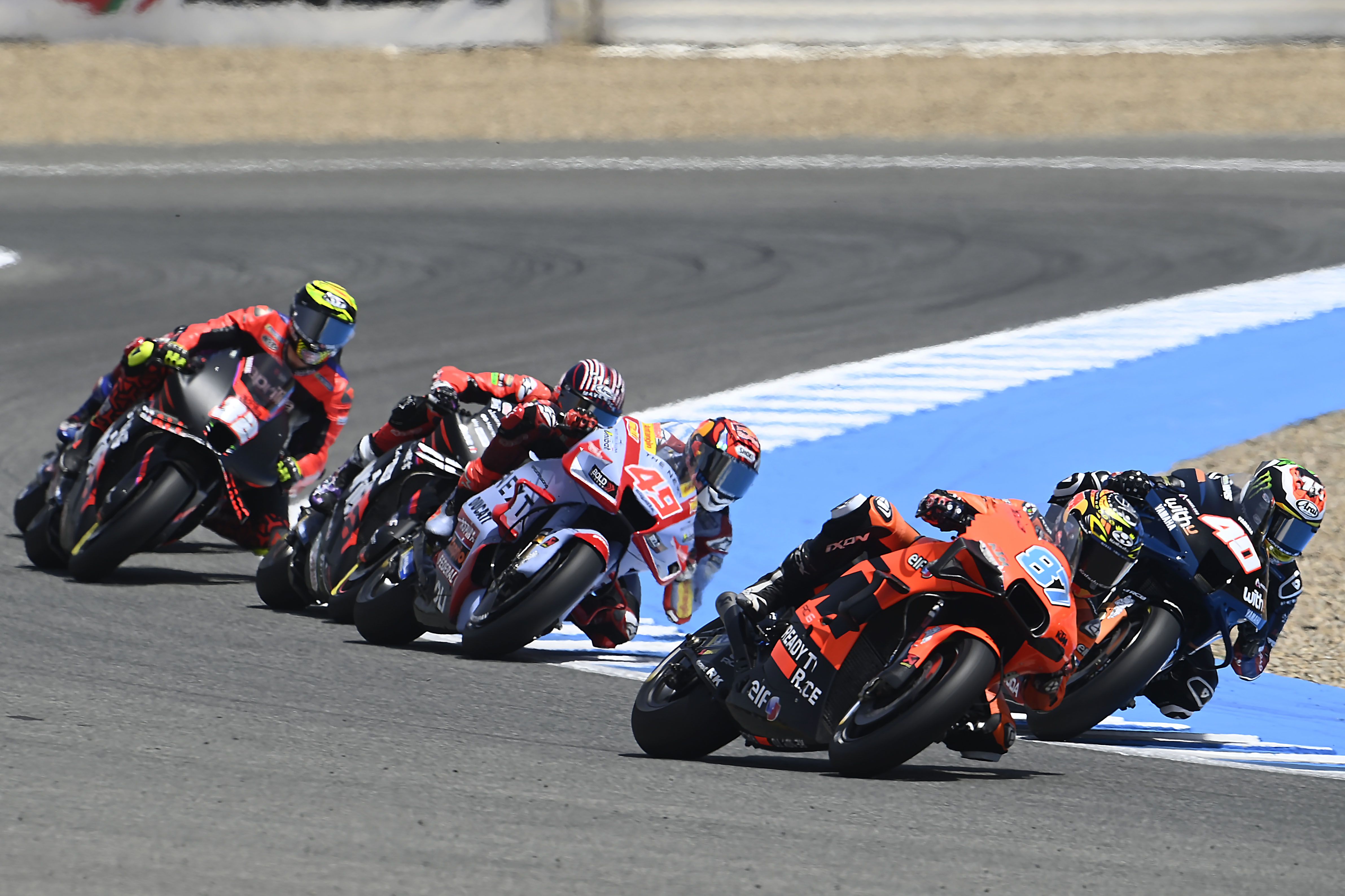 Darryn Binder pasa a Remy Garnder ante Fabio Di Giannantonio, Maverick VIñales y Lorenzo Savadori, MotoGP Jerez 2022