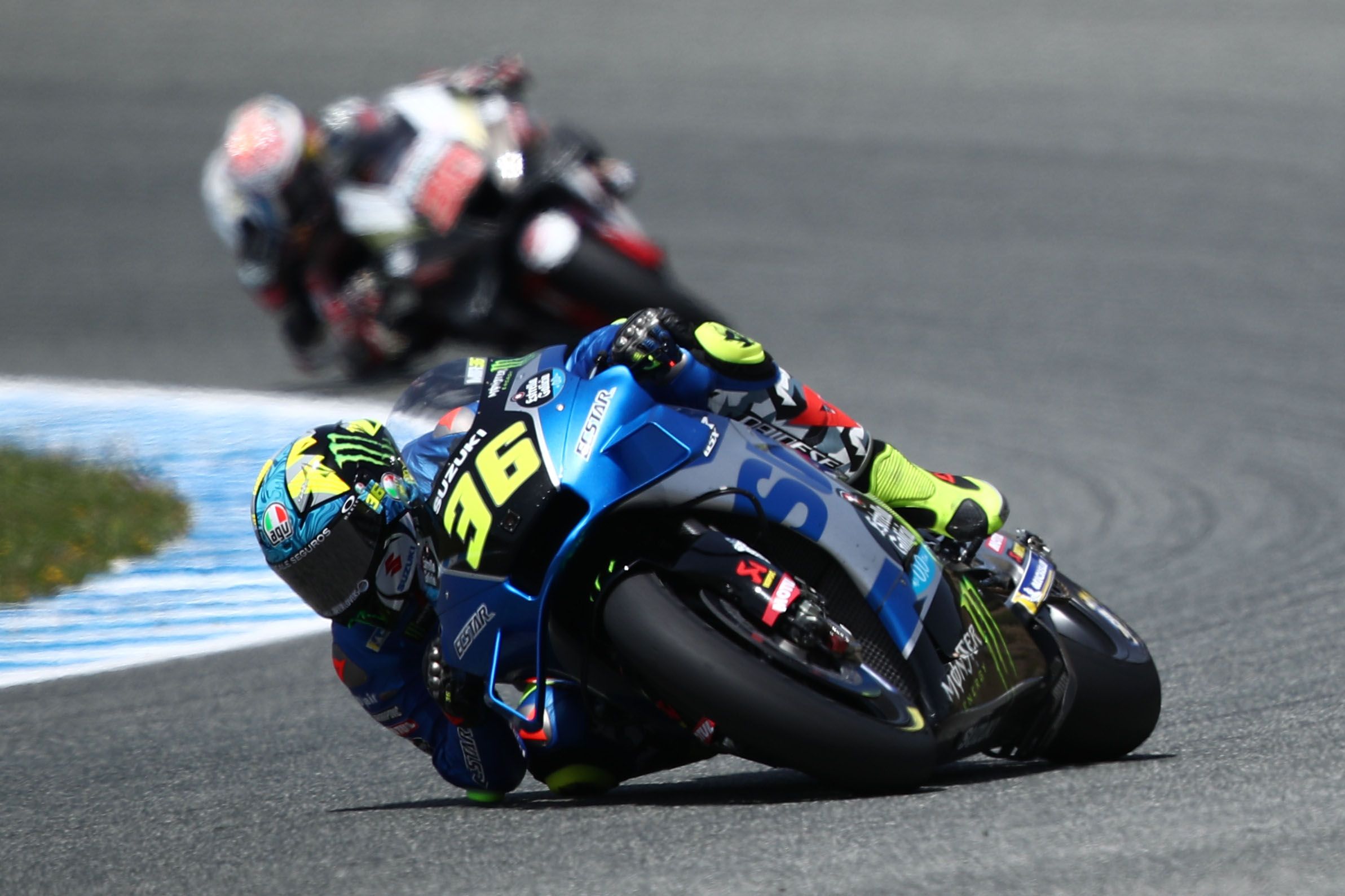 Joan Mir seguido por Takaaki Nakagami, MotoGP Jerez 2022