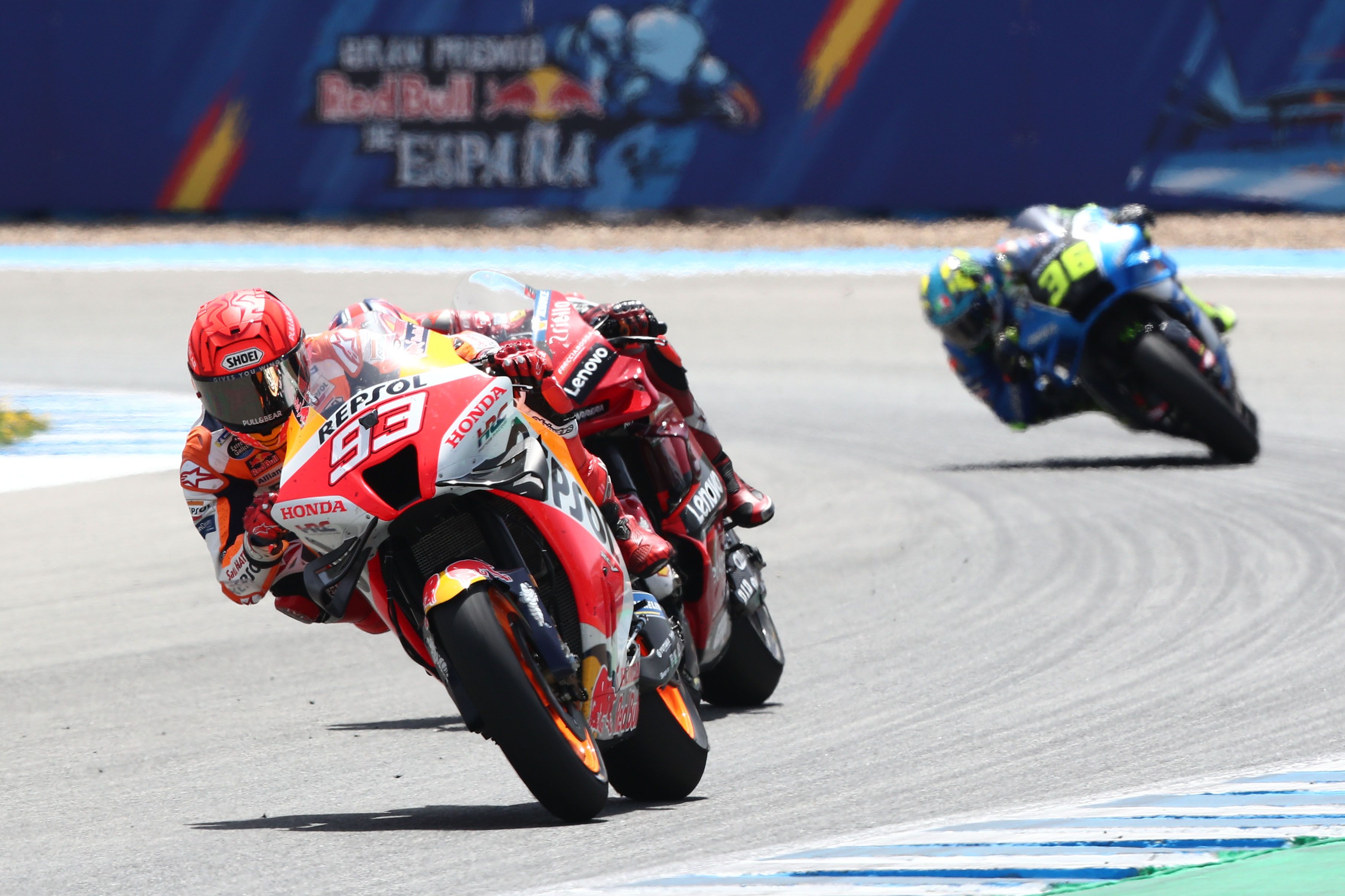 Marc Márquez y Jack Miller seguidos por Joan Mir, MotoGP Jerez 2022