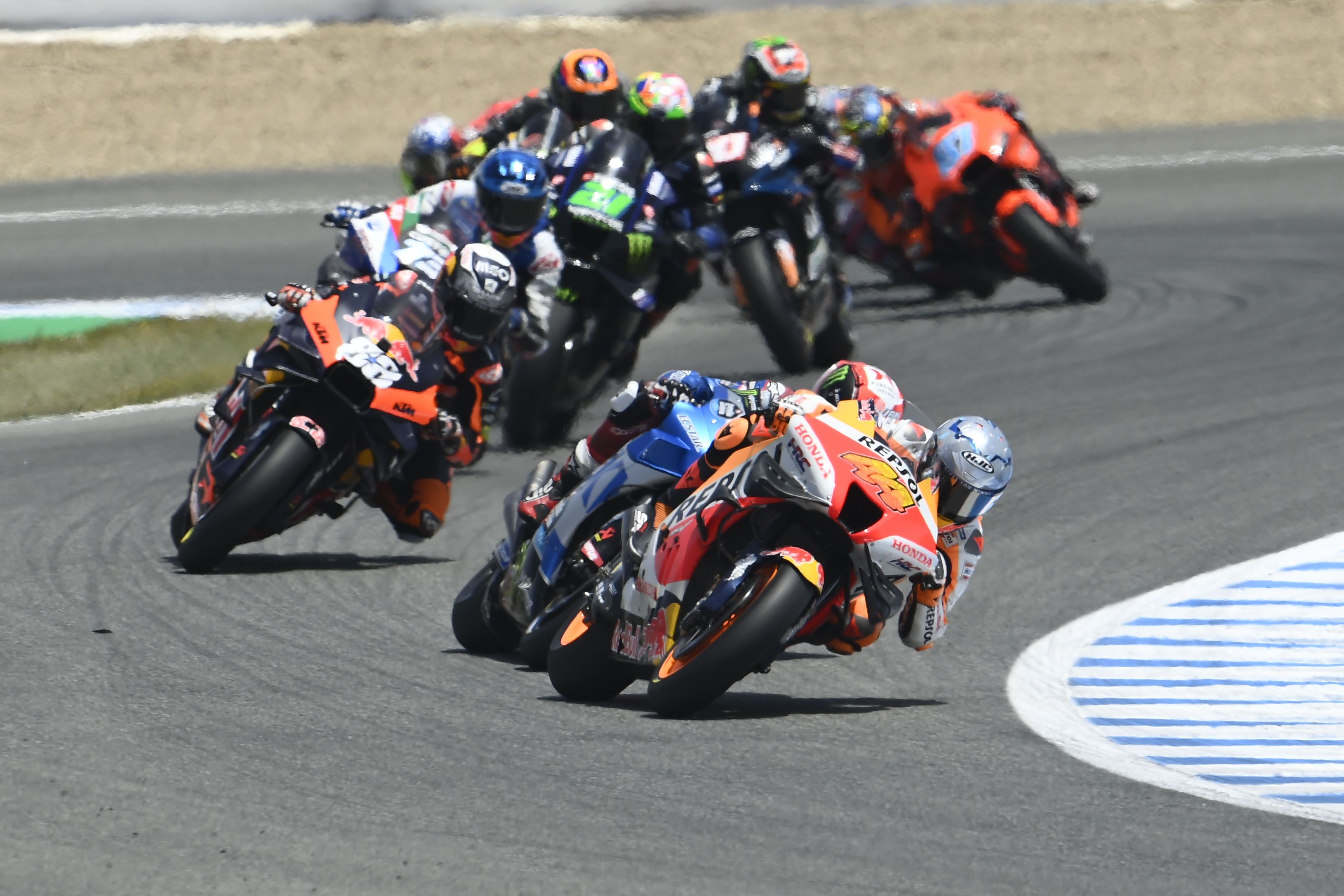 Pol Espargaró seguido por Álex Rins, Miguel Oliveira y Álex Márquez, MotoGP Jerez 2022