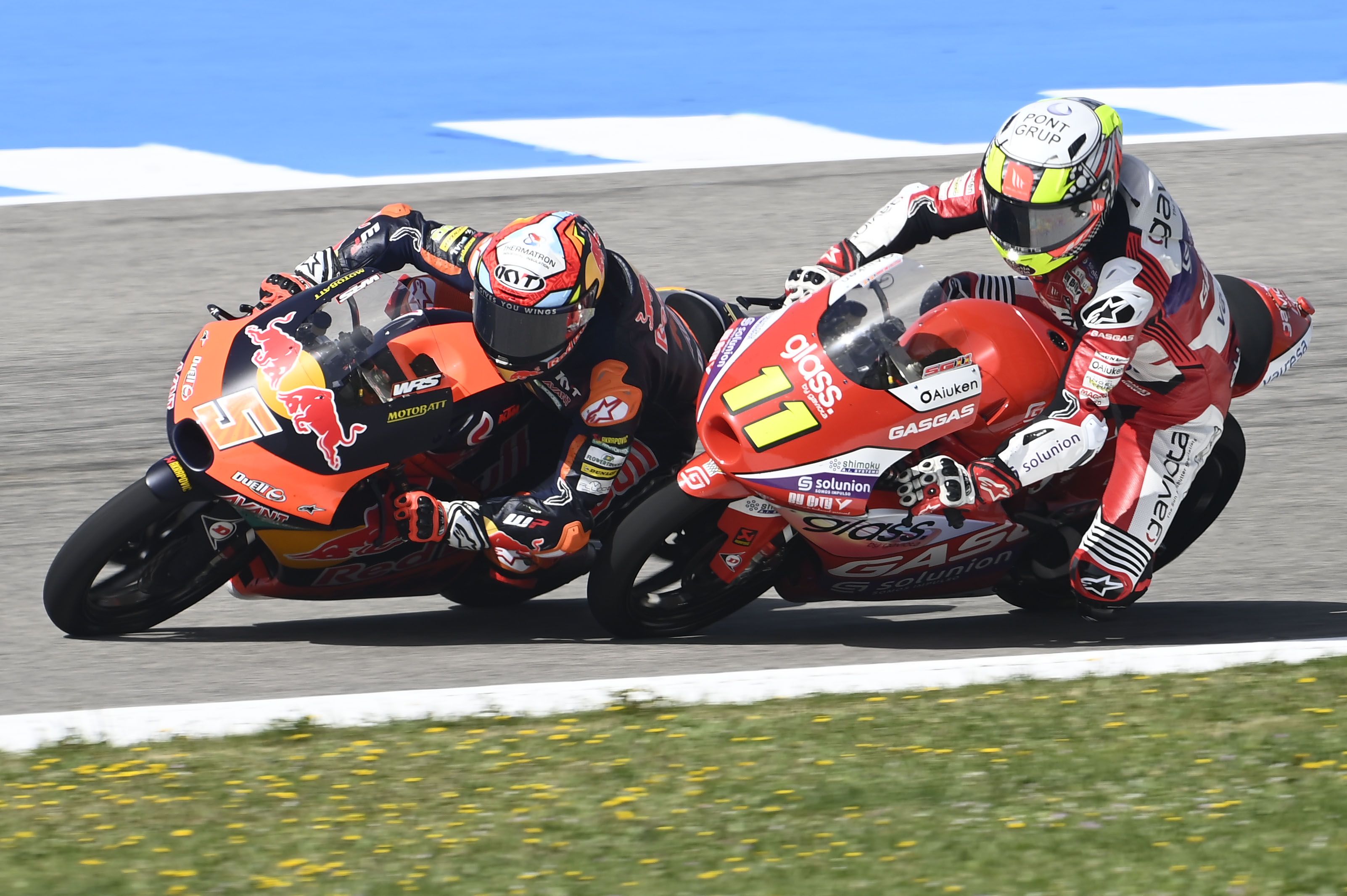 Sergio García toca a Jaume Masià al intenter meterse por el interior, Moto3 Jerez 2022