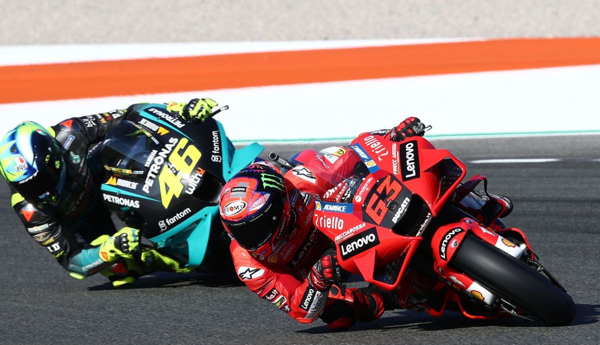 Pecco Bagnaia con Valentino Rossi a rueda en la Q2 de Valencia 2021 Pecco Bagnaia con Valentino Rossi a rueda en la Q2 de Valencia 2021