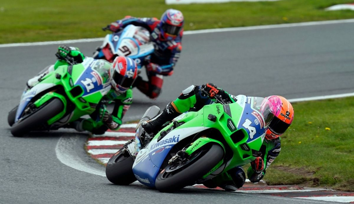 Lee Jackson seguido por Rory Skinner y Leon Haslam, las tres Kawasaki que subieron al podio en Oulton Lee Jackson seguido por Rory Skinner y Leon Haslam, las tres Kawasaki que subieron al podio en Oulton