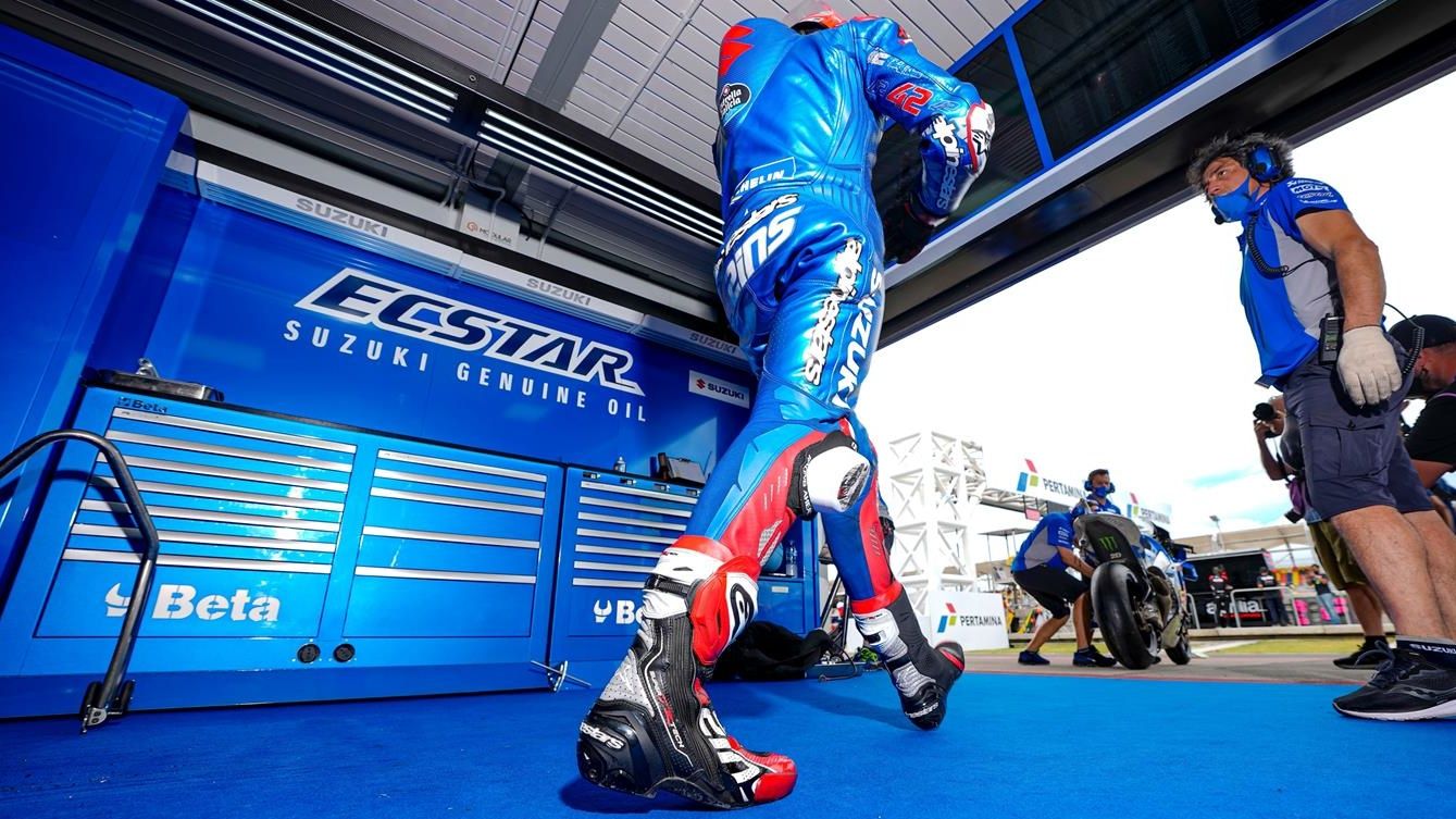 Álex Rins saliendo del box del Team Suzuki Ecstar en MotoGP 2022
