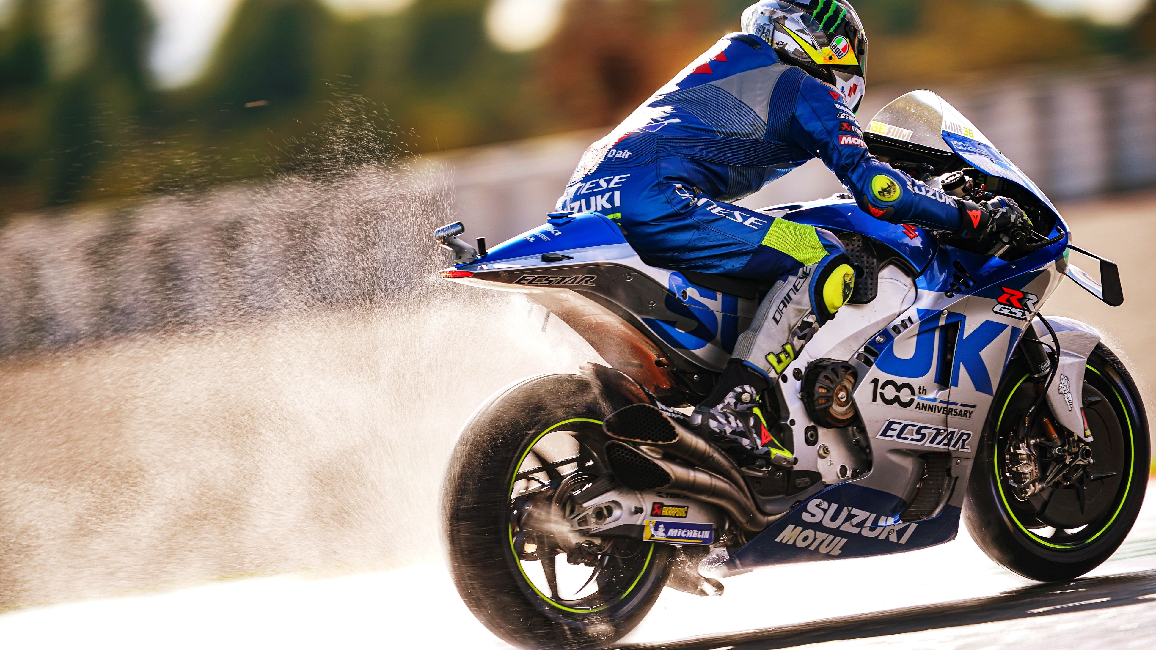 Joan Mir con la Suzuki en noviembre de 2020 en Valencia