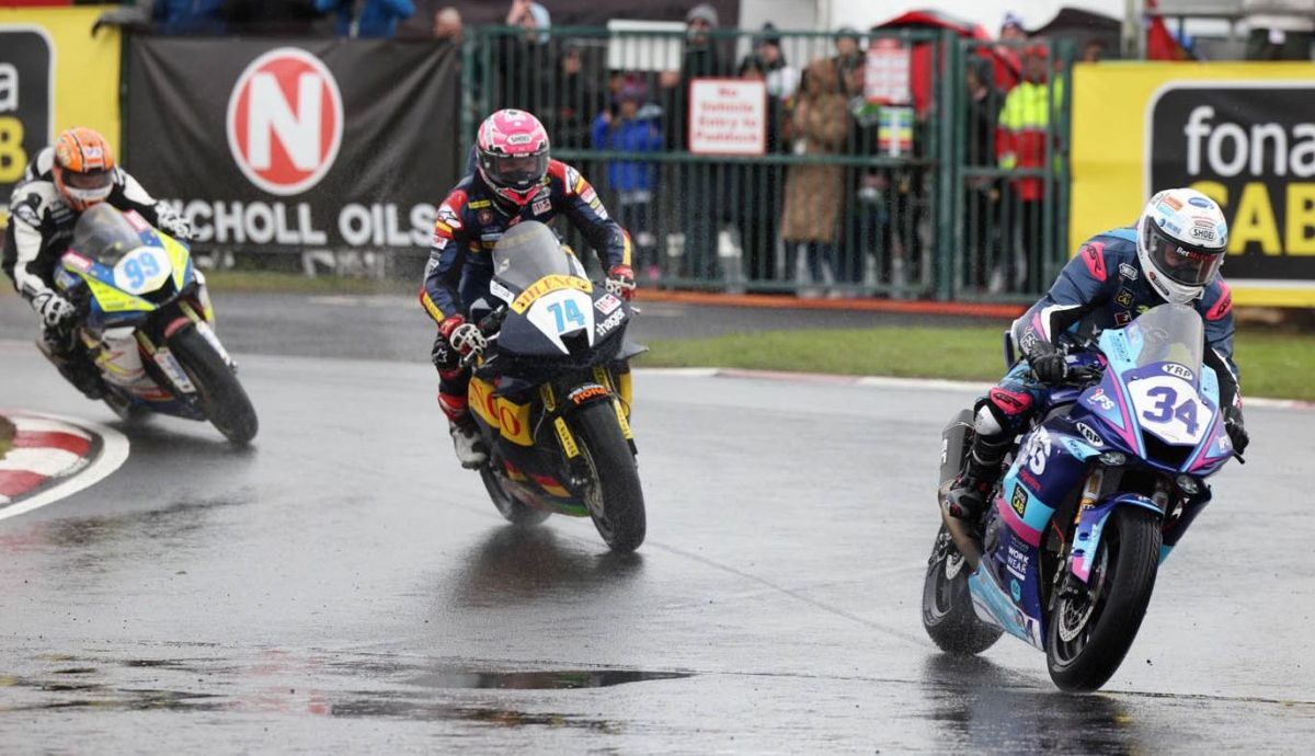Alastair Seeley seguido por Davey Todd y Jeremy McWilliams Alastair Seeley seguido por Davey Todd y Jeremy McWilliams