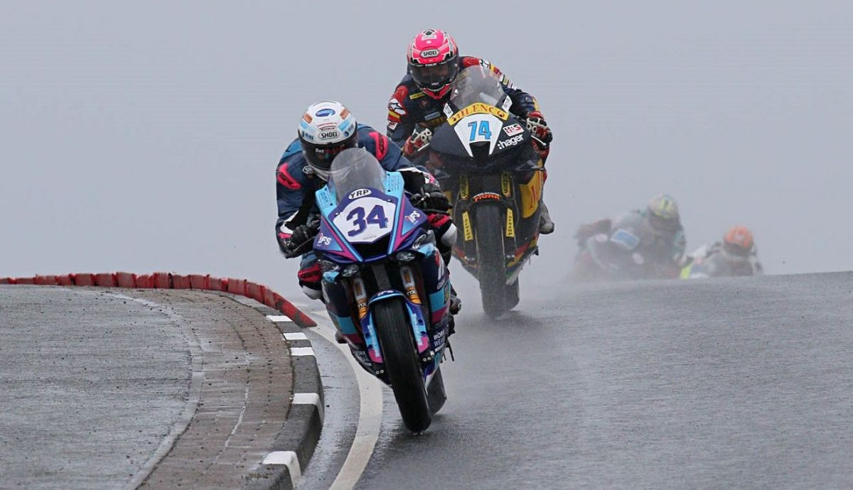 Alastair Seeley con Davey Todd pegado en la carrera de Supersport Alastair Seeley con Davey Todd pegado en la carrera de Supersport
